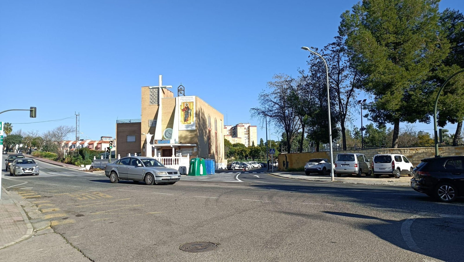 Vamos por la calle a la derecha de la Parroquia de Nuestra Señora de la Fuente