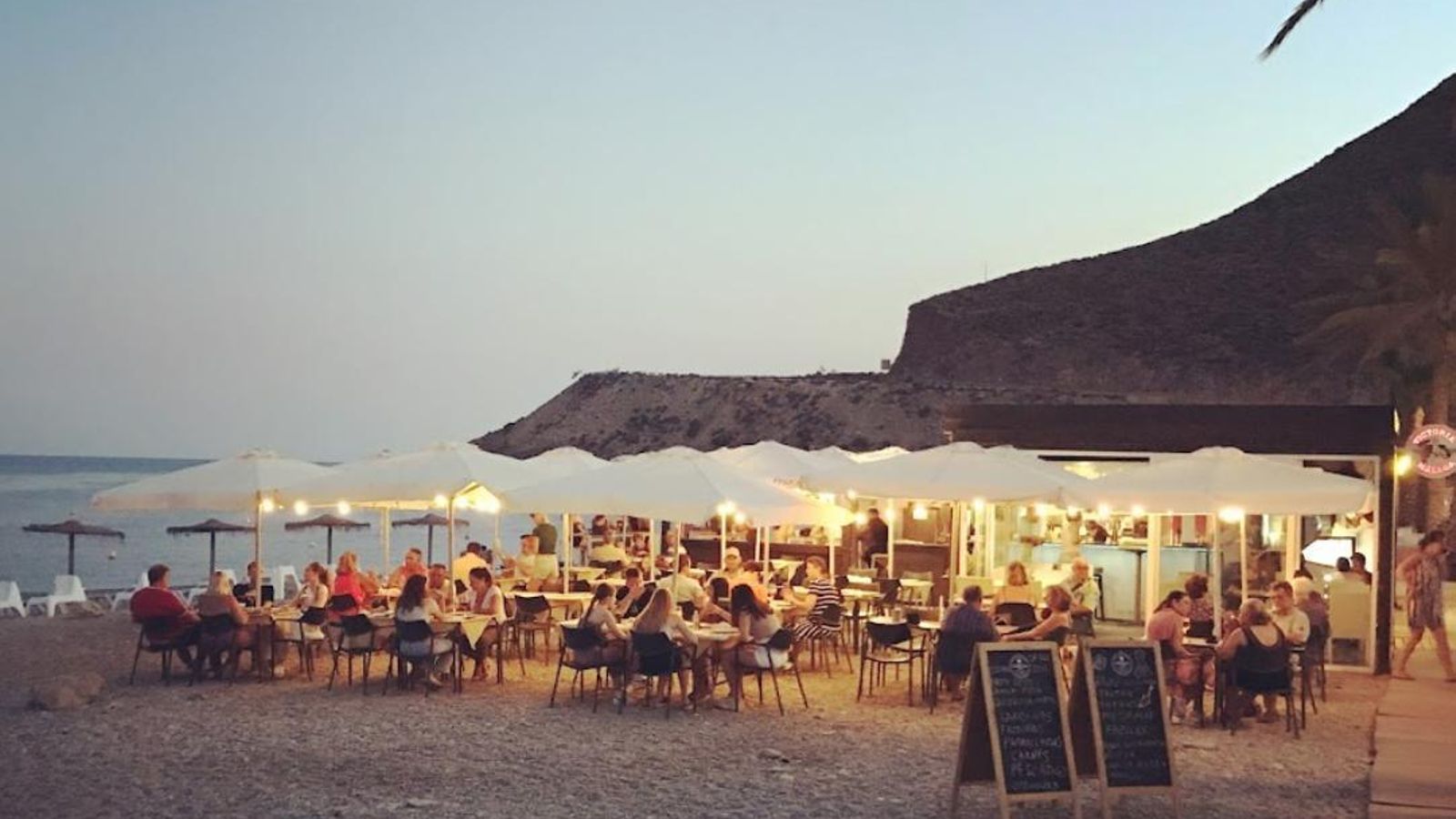 Atardeceder en el chiringuito Essencia