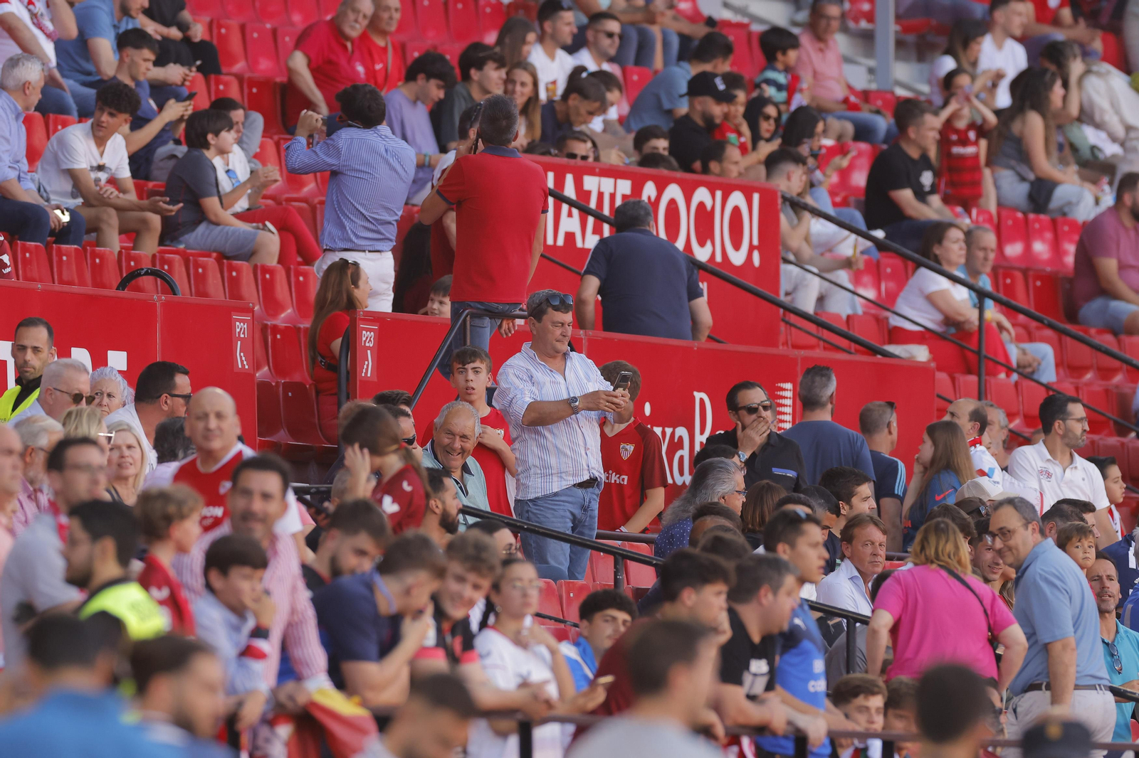 Búscate en las fotos del Sevilla-Español