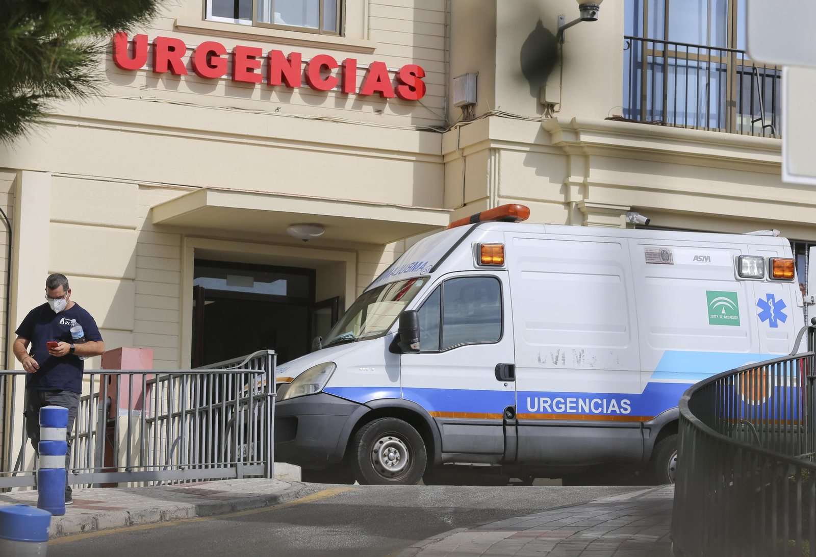 Una ambulancia en el Hospital Regional de Málaga.