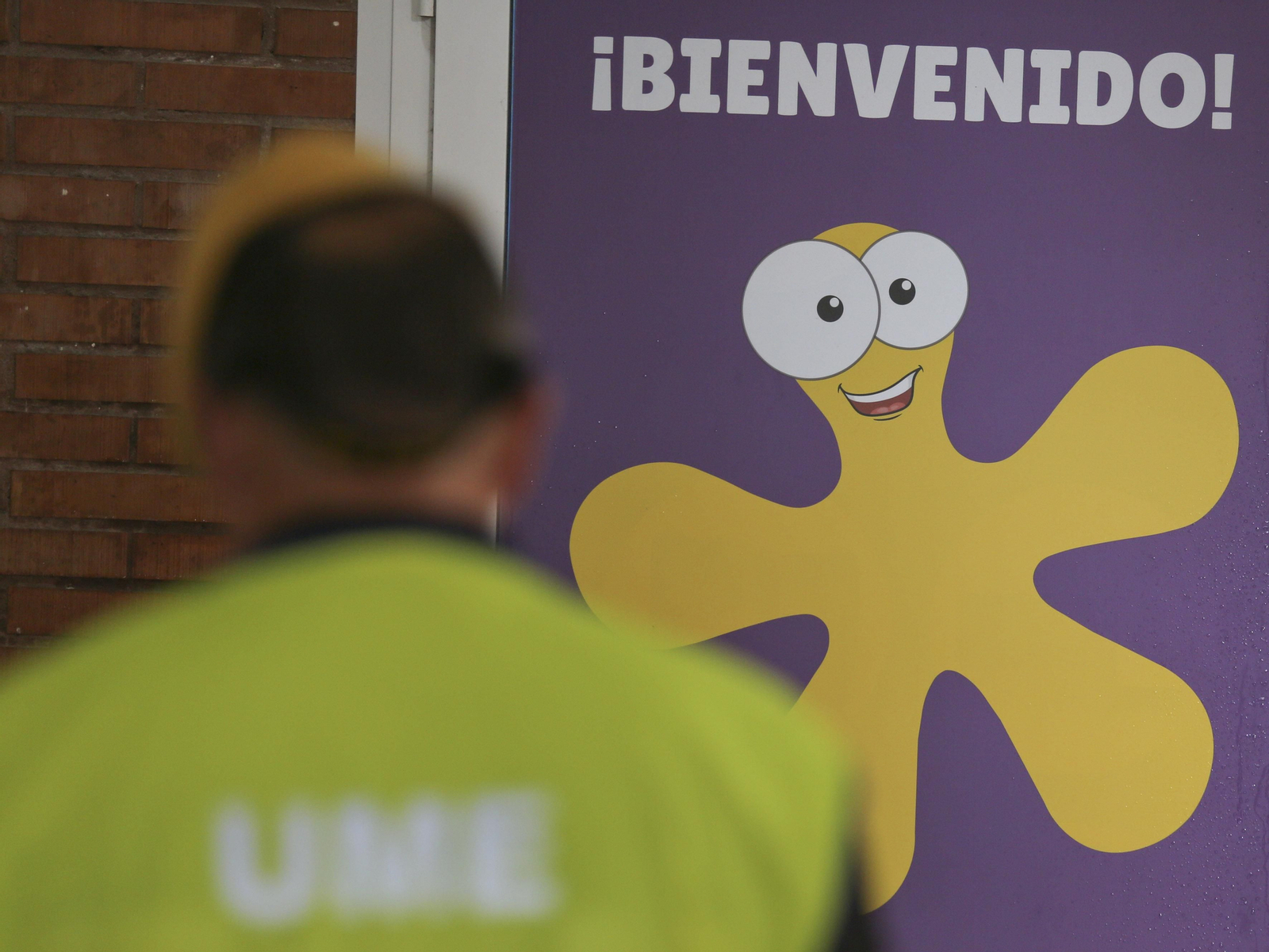 La UME desinfecta en Málaga la estación de autobuses y el puerto, en fotos