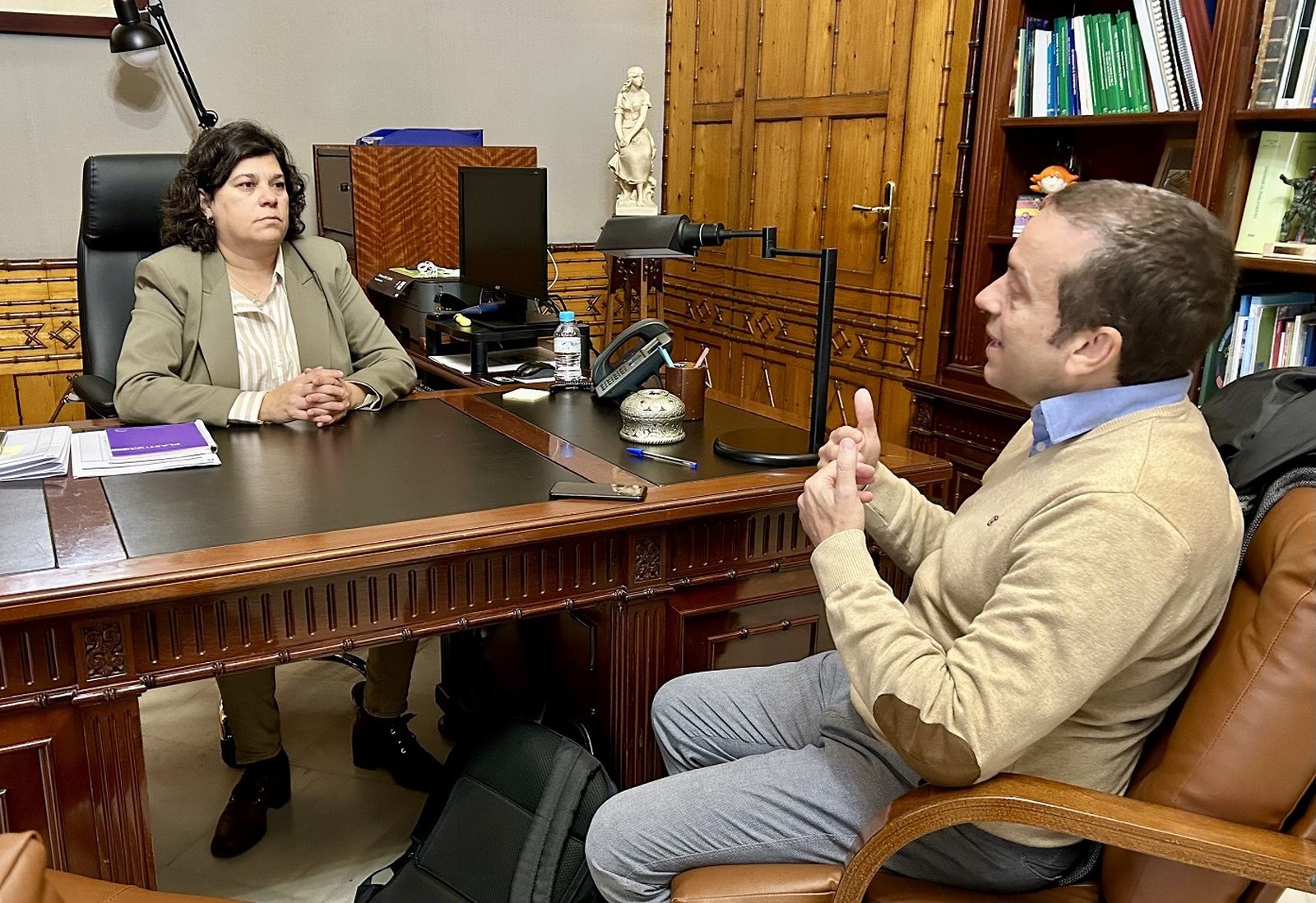Carmen Álvarez reunido con Carlos Bosco, responsable municipal de Endesa.