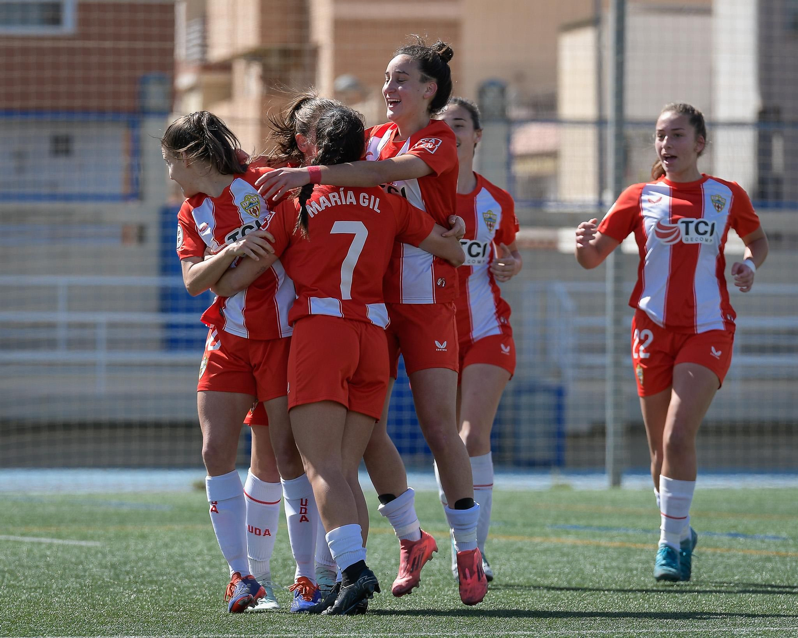 Las rojiblancas celebran el tanto con el que consiguieron adelantarse por primera vez en el marcador.