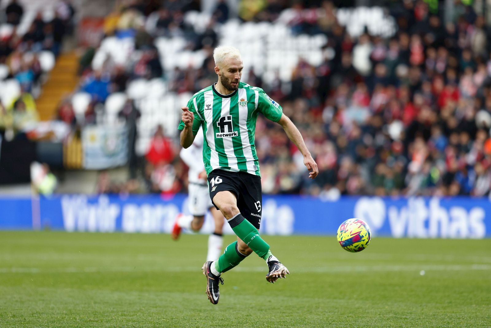 Pezzella sale con el balón jugado en el partido contra el Rayo.