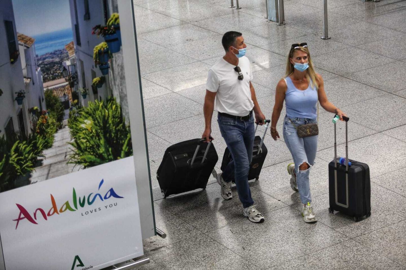 Una pareja de turistas, este jueves en el aeropuerto de Málaga.