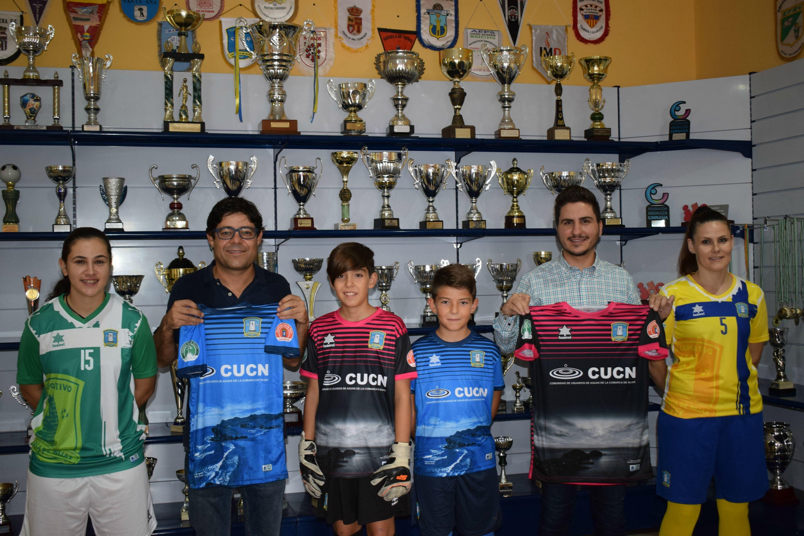 Posando con las nuevas equipaciones.