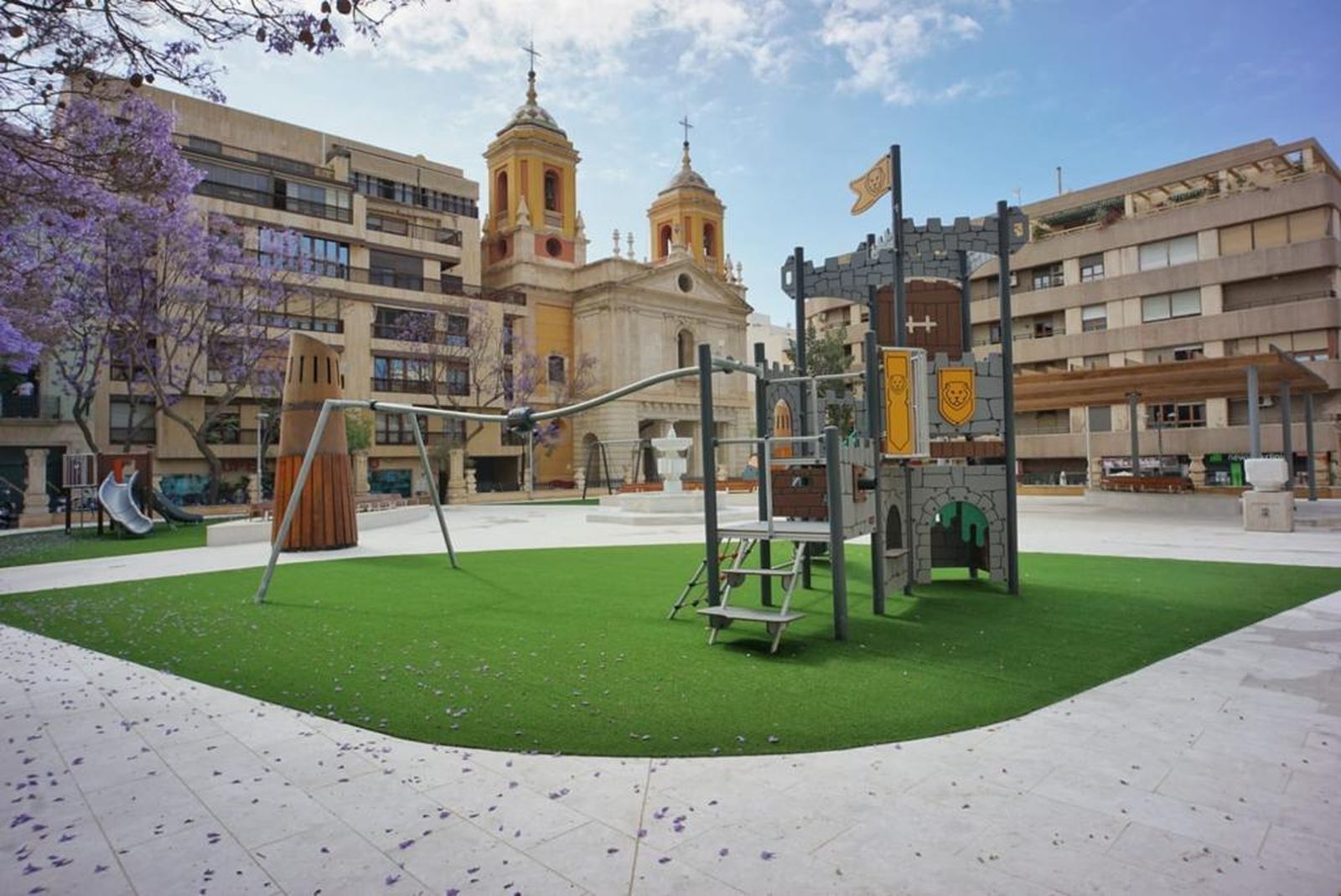 Castillo con tirolina de la nueva plaza San Pedro de Almería