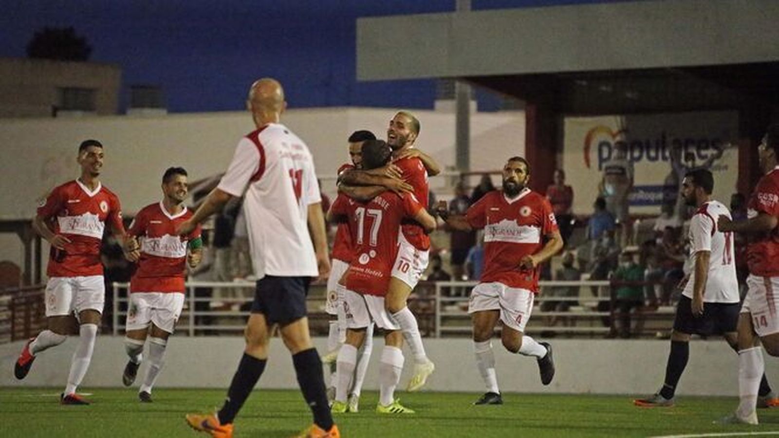 Los jugadores del San Roque celebran un gol ante el Chiclana.