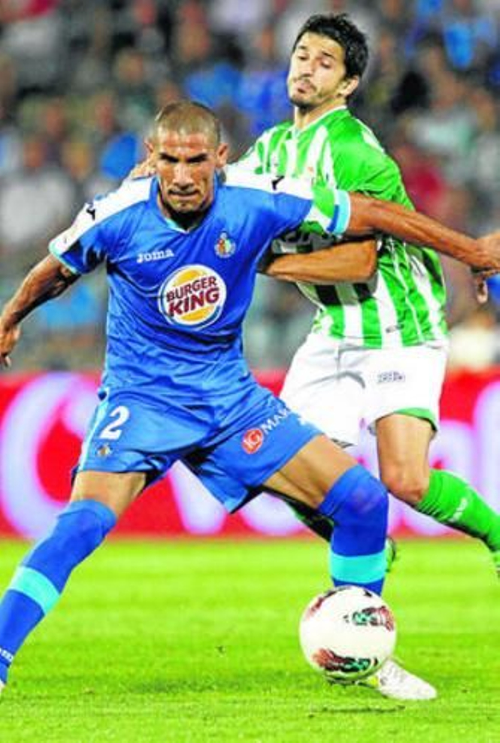 Cata Díaz defiende el balón ante Jonathan Pereira.