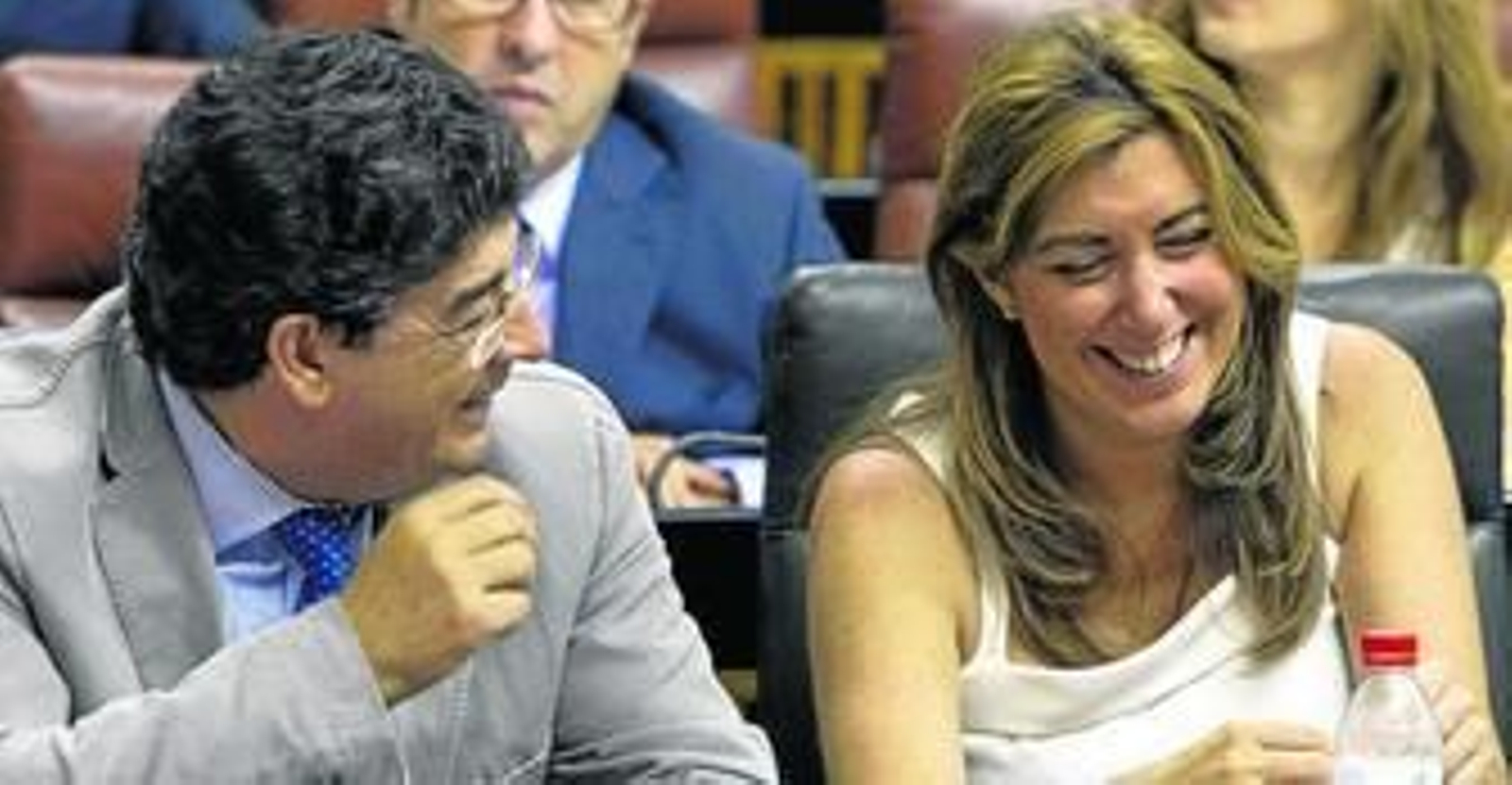 Diego Valderas y Susana Díaz ríen ayer en la sesión plenaria celebrada en el Parlamento andaluz.