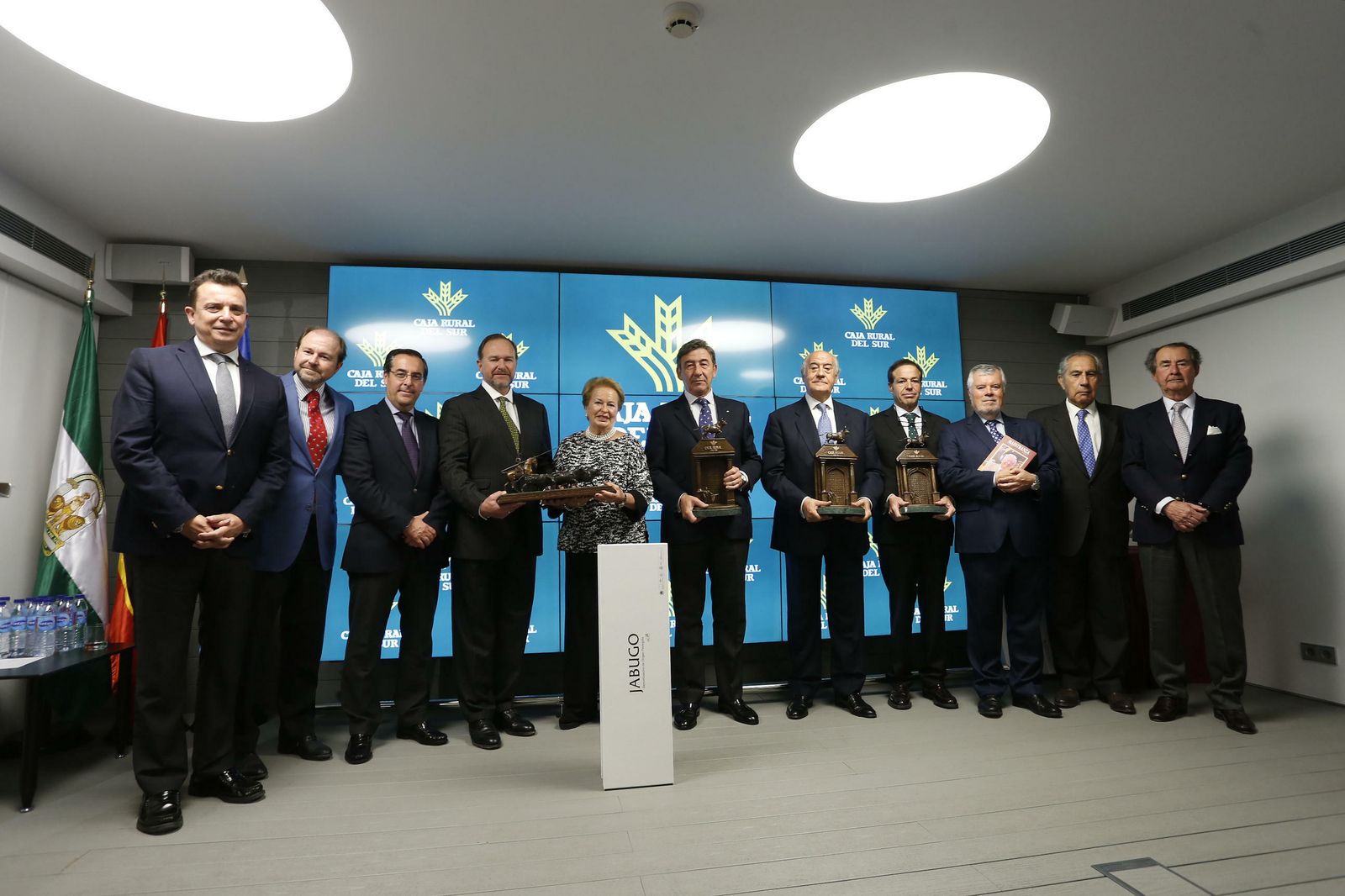 Foto de familia con intervinientes y premiados en la sede la Fundación Caja Rural del Sur.