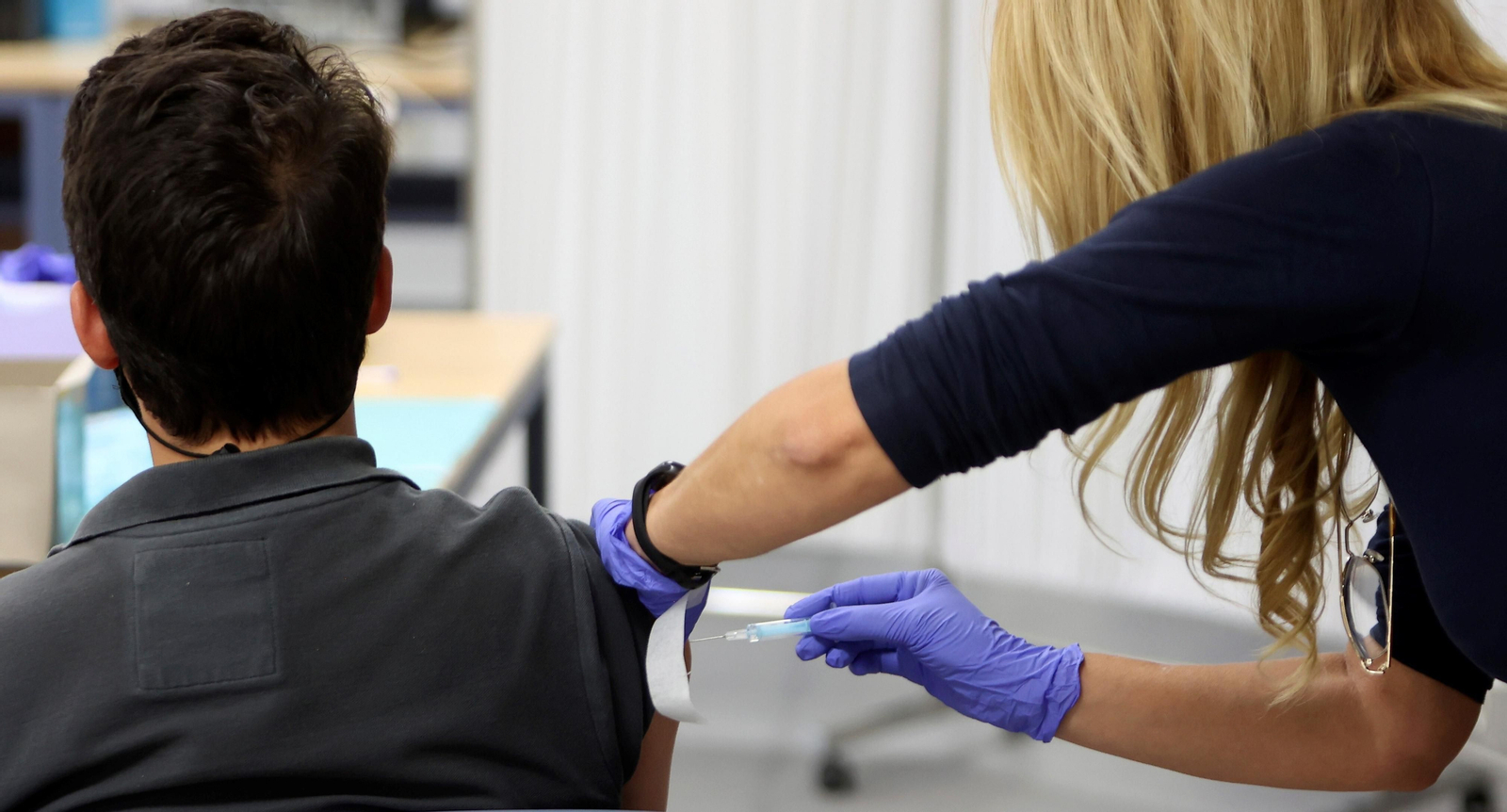 Una enfermera pone una vacuna contra el covid-19.