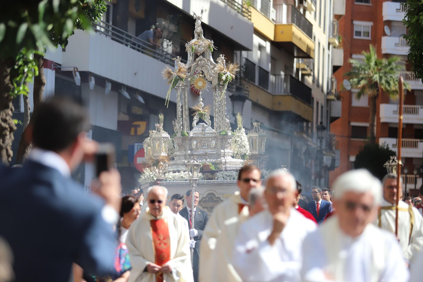 Imágenes del Corpus Christi recorriendo las calles de Huelva