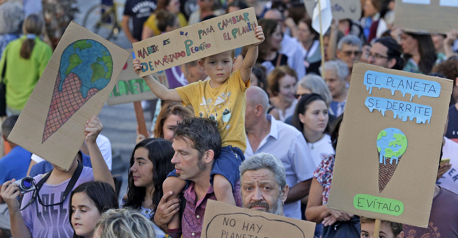 Las imágenes de la manifestación de la Huelga Mundial por el Clima en Cádiz.