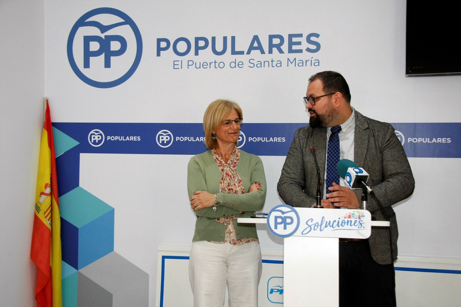 María José Pelayo y Javier Bello hoy por la mañana en la sede del partido durante la rueda de prensa.