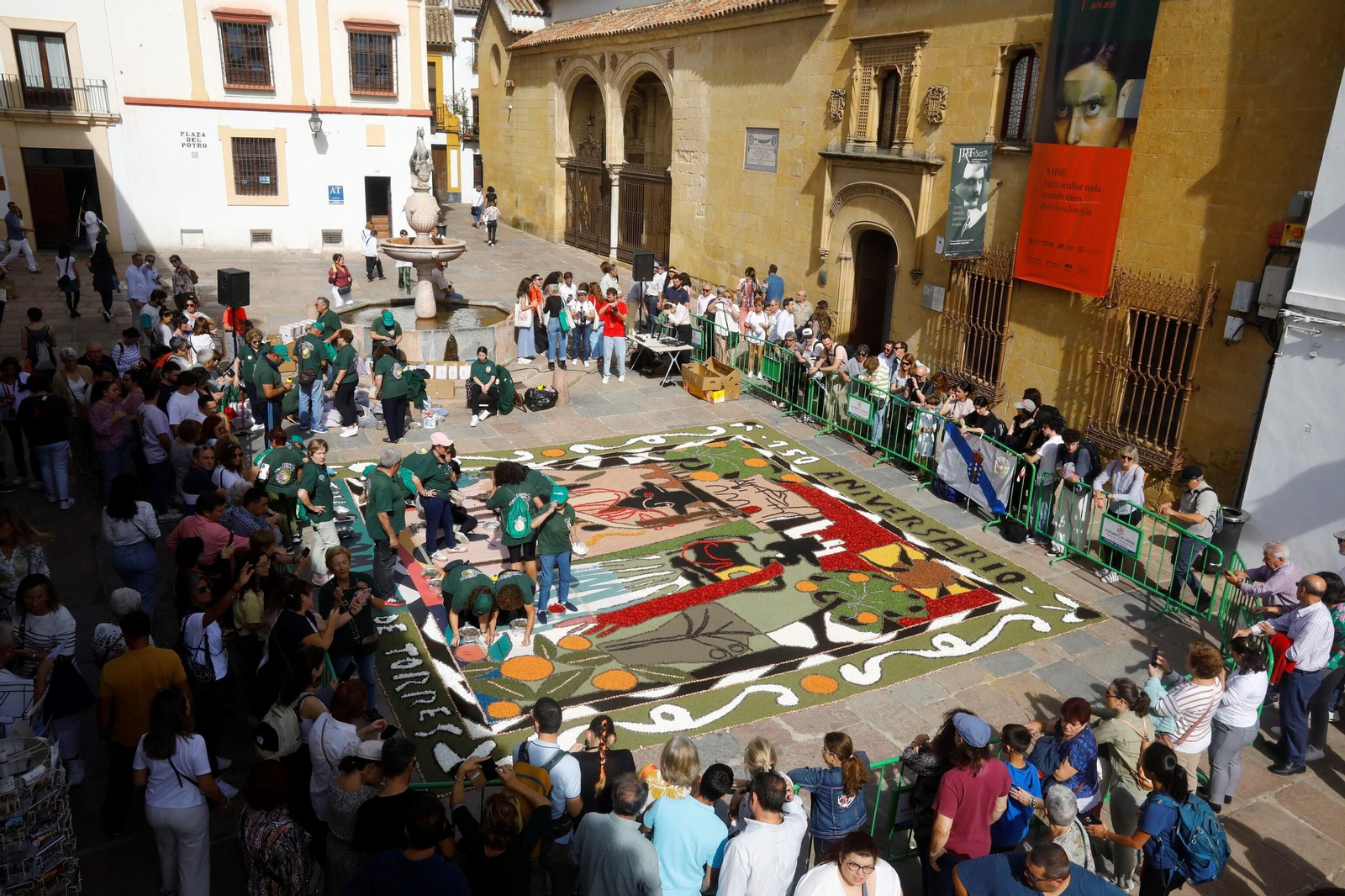 Las imágenes de la espectacular alfombra floral inspirada en Romero de Torres