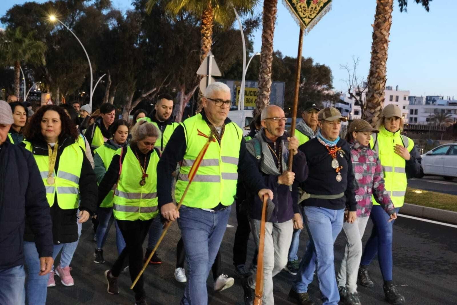 Peregrinos de la Hermandad de Emigrantes caminan hacia la aldea de El Rocío