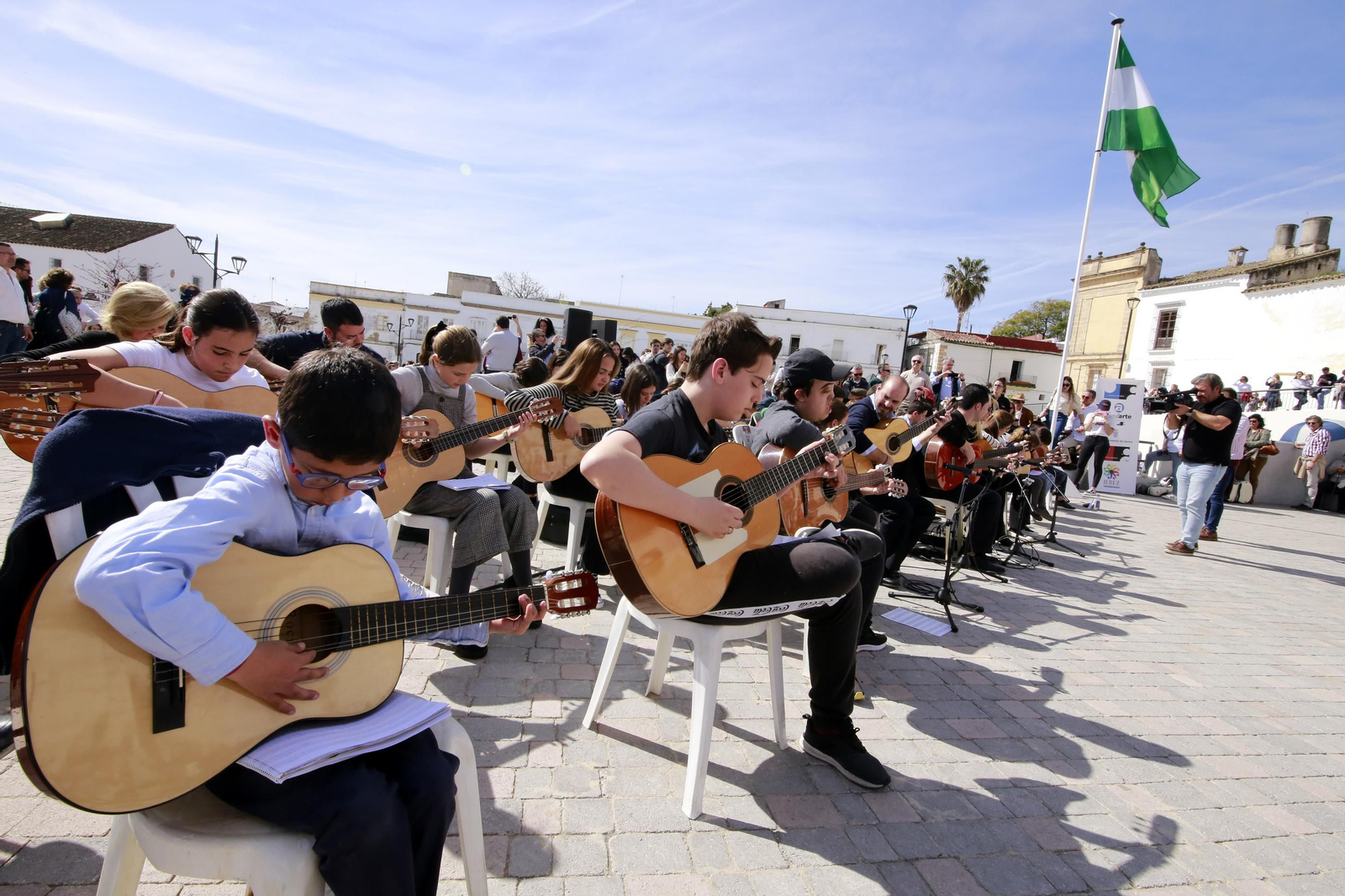 Himno Andaluz a guitarra y flashmob flamenco por el día de Andalucía