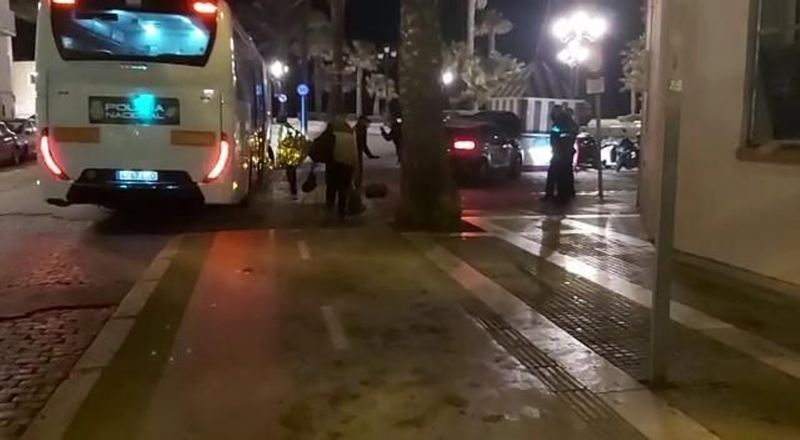Llega a la playa de la Caleta de Cádiz una patera con 15 migrantes a bordo Llega a la playa de la Caleta de Cádiz una patera con 15 migrantes a bordo