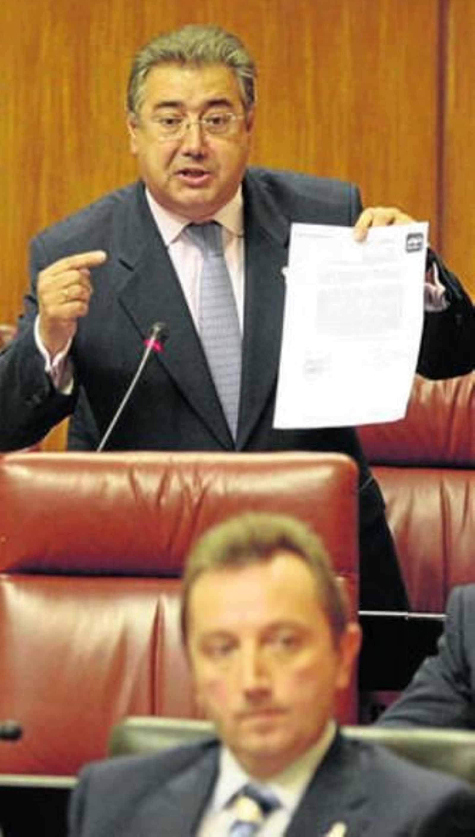 Zoido interviene ante el pleno del Parlamento andaluz.