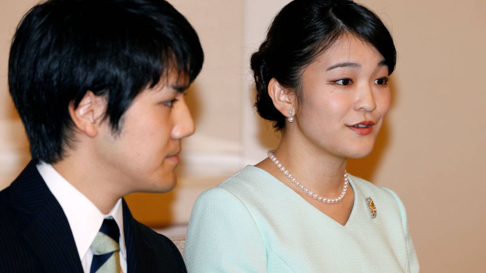 La princesa Mako con su novio y prometido desde hace tres años, en el anuncio del compromiso.