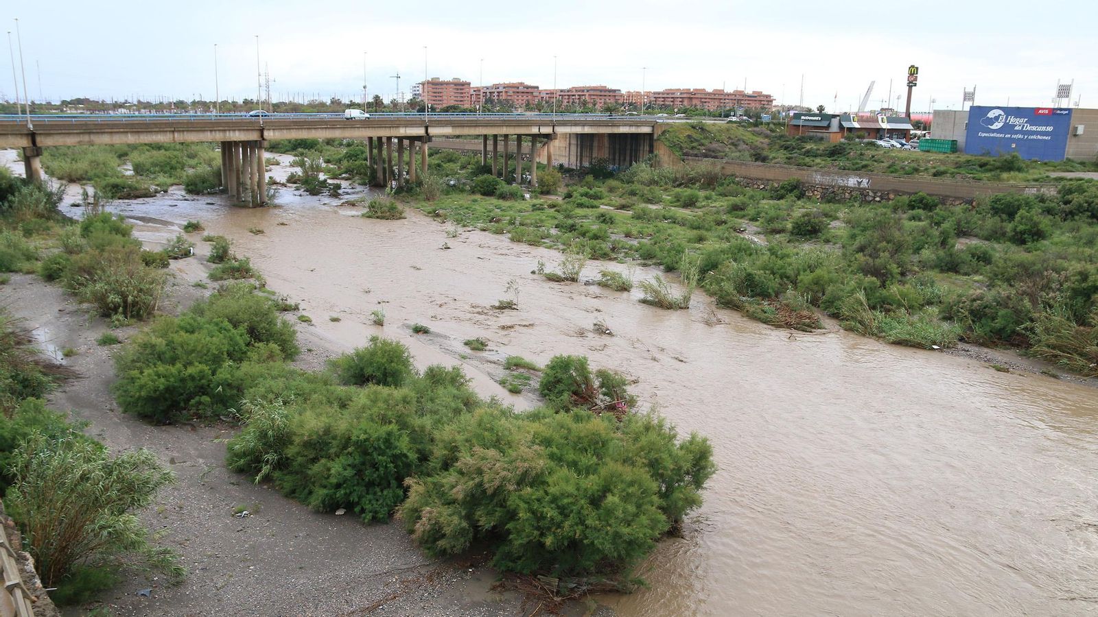 El río Andarax cerca de su desembocadura en la capital descendiendo con un gran caudal tras las últimas lluvias