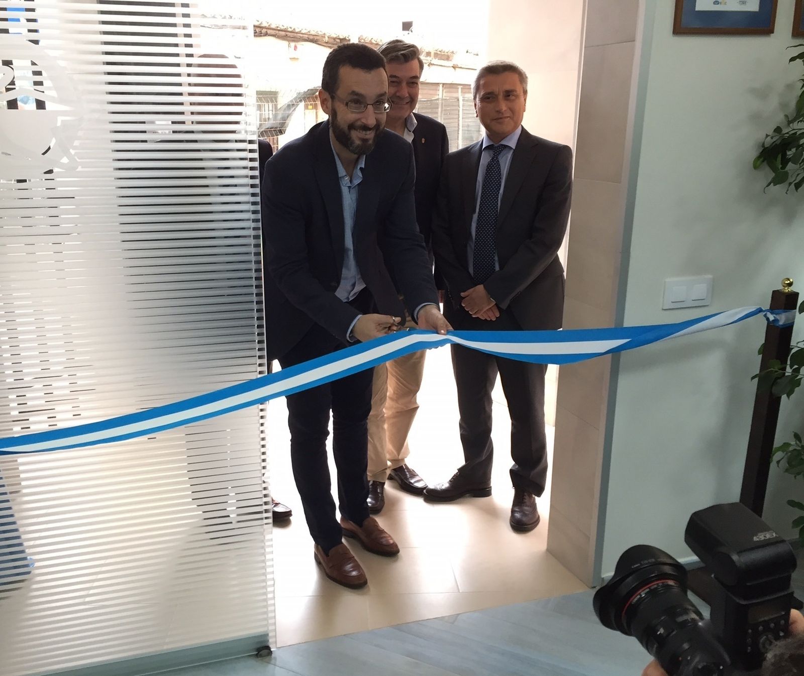 Franco corta la cinta de la nueva oficina ante Fernández y Jiménez.