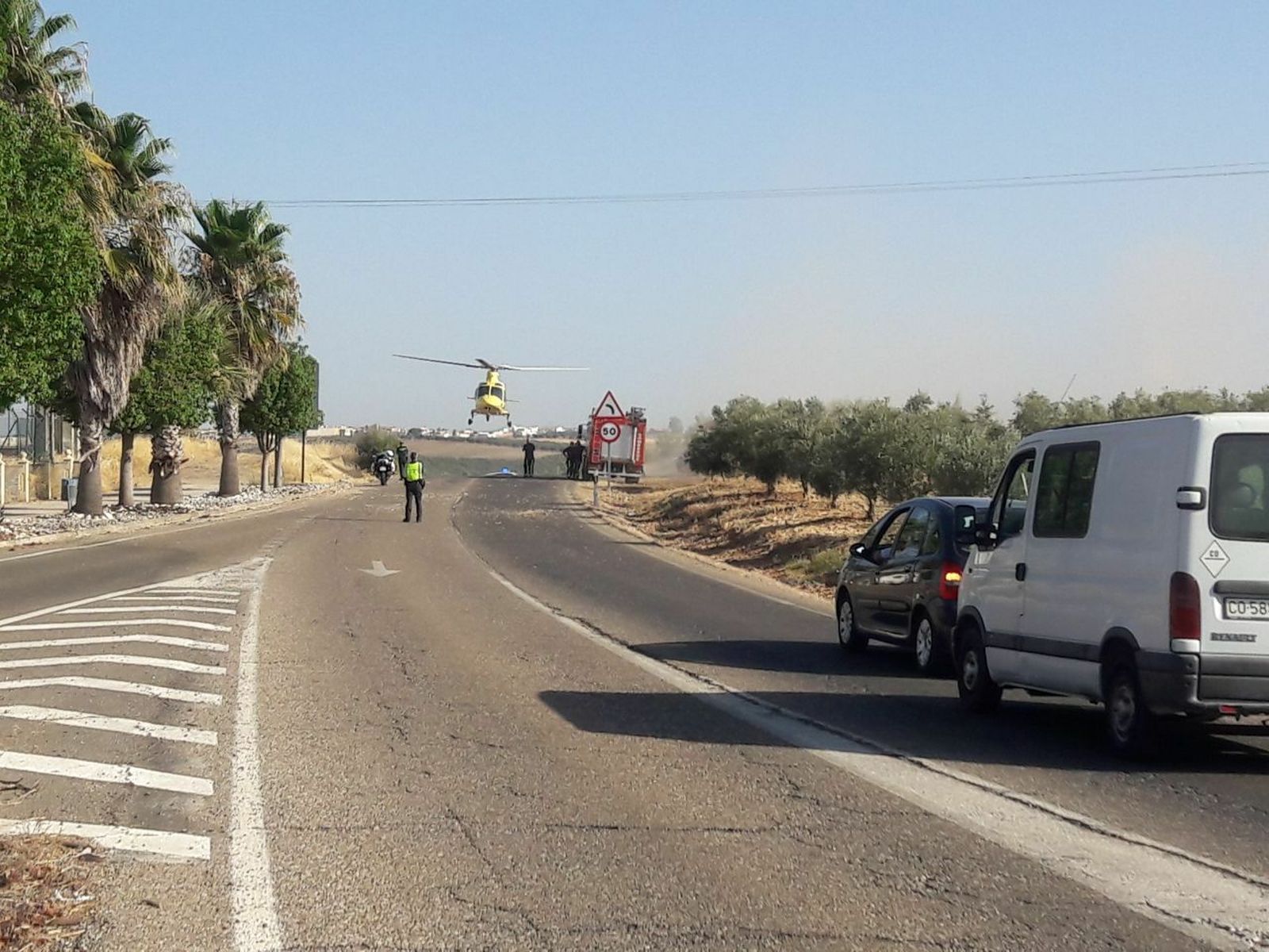Un momento del traslado en helicóptero de una de las víctimas.