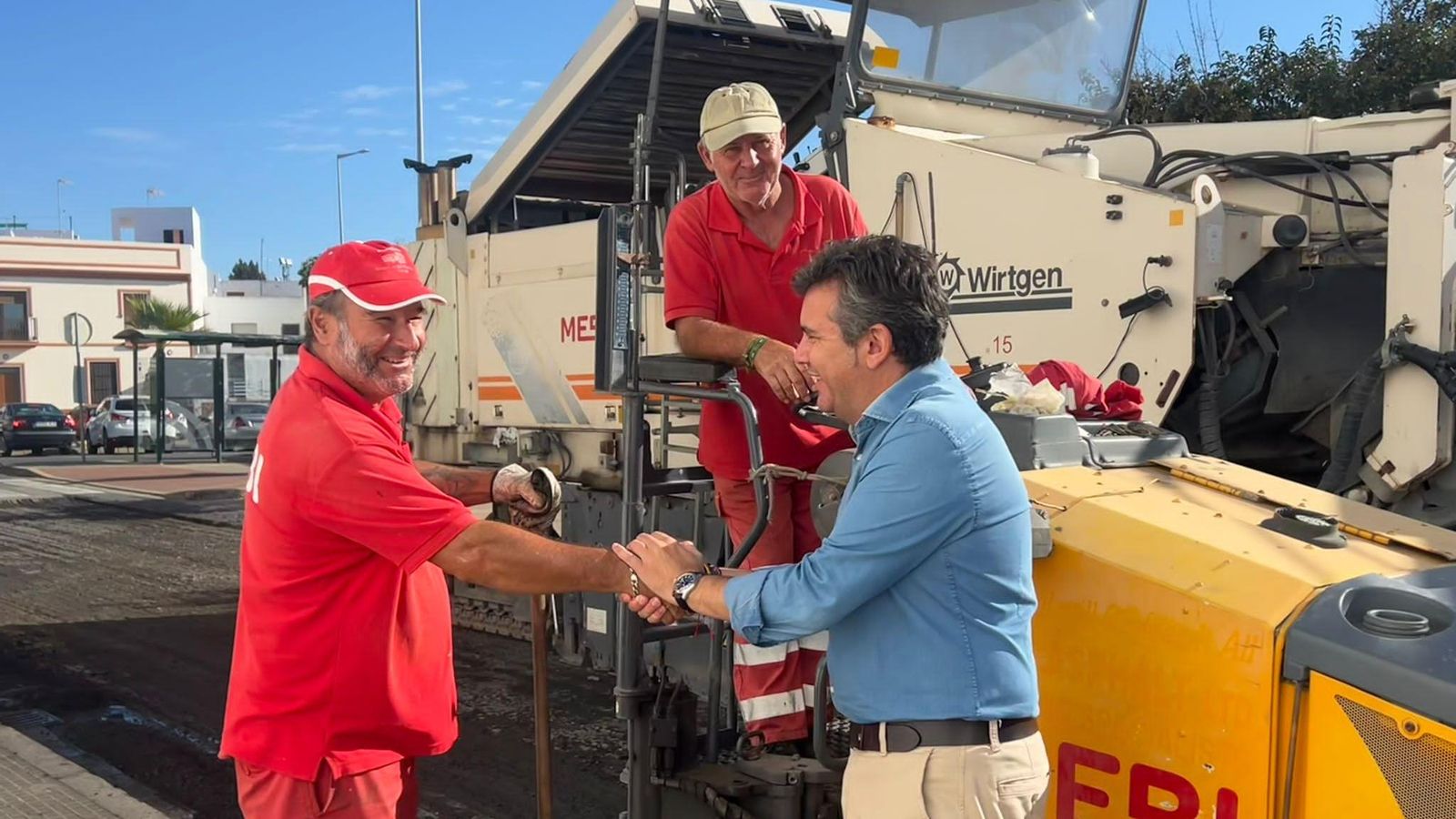 Visita del alcalde de Lepe, Adolfo Verano, a las obras de asfaltado del municipio.