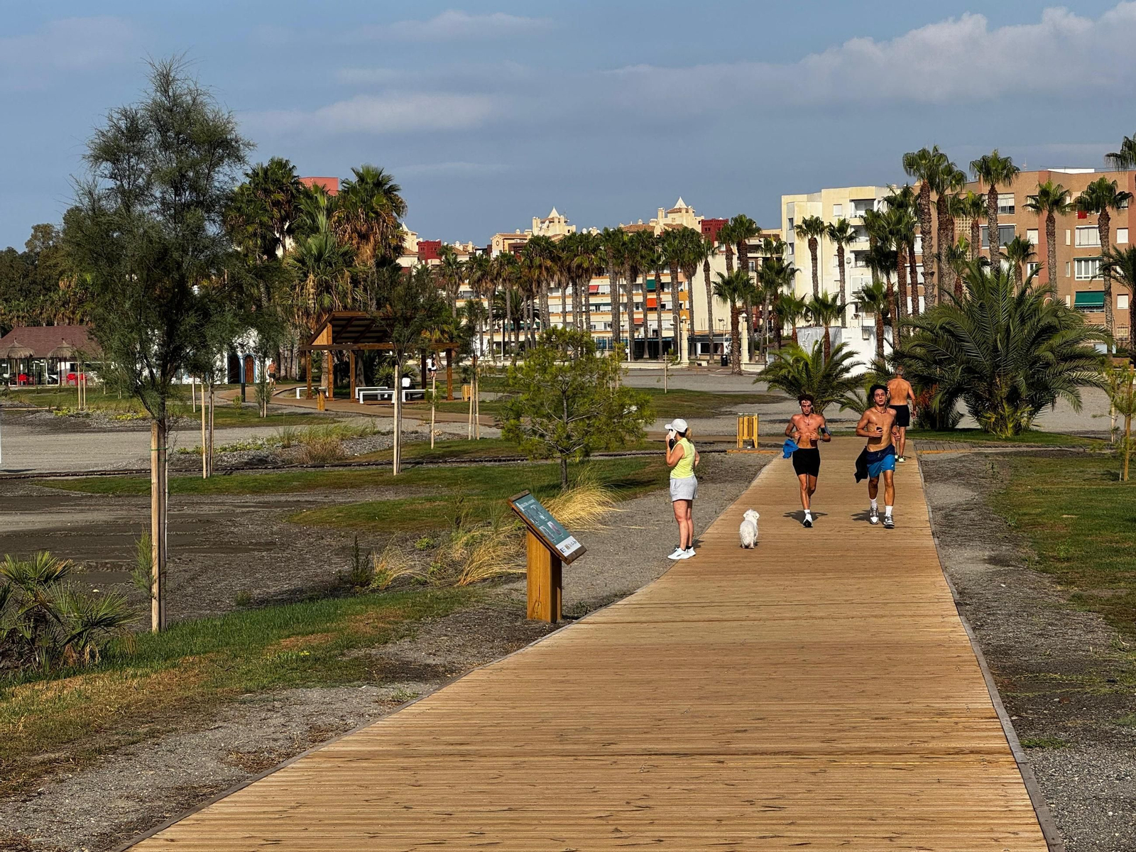 Varias personas aprovechan la nueva senda para hacer deporte y pasear