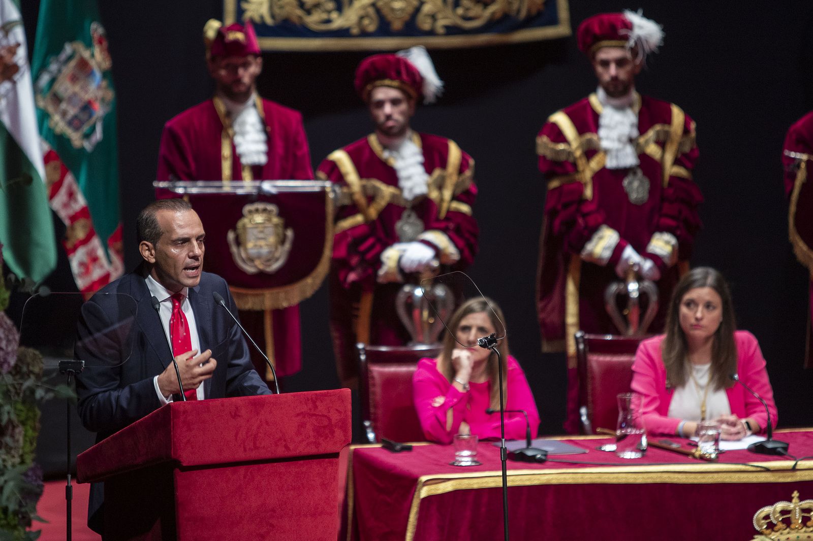 Juan Verde, durante su intervención en el Teatro Las Cortes, ante la atenta mirada de Irene García y Patricia Cavada (d.).