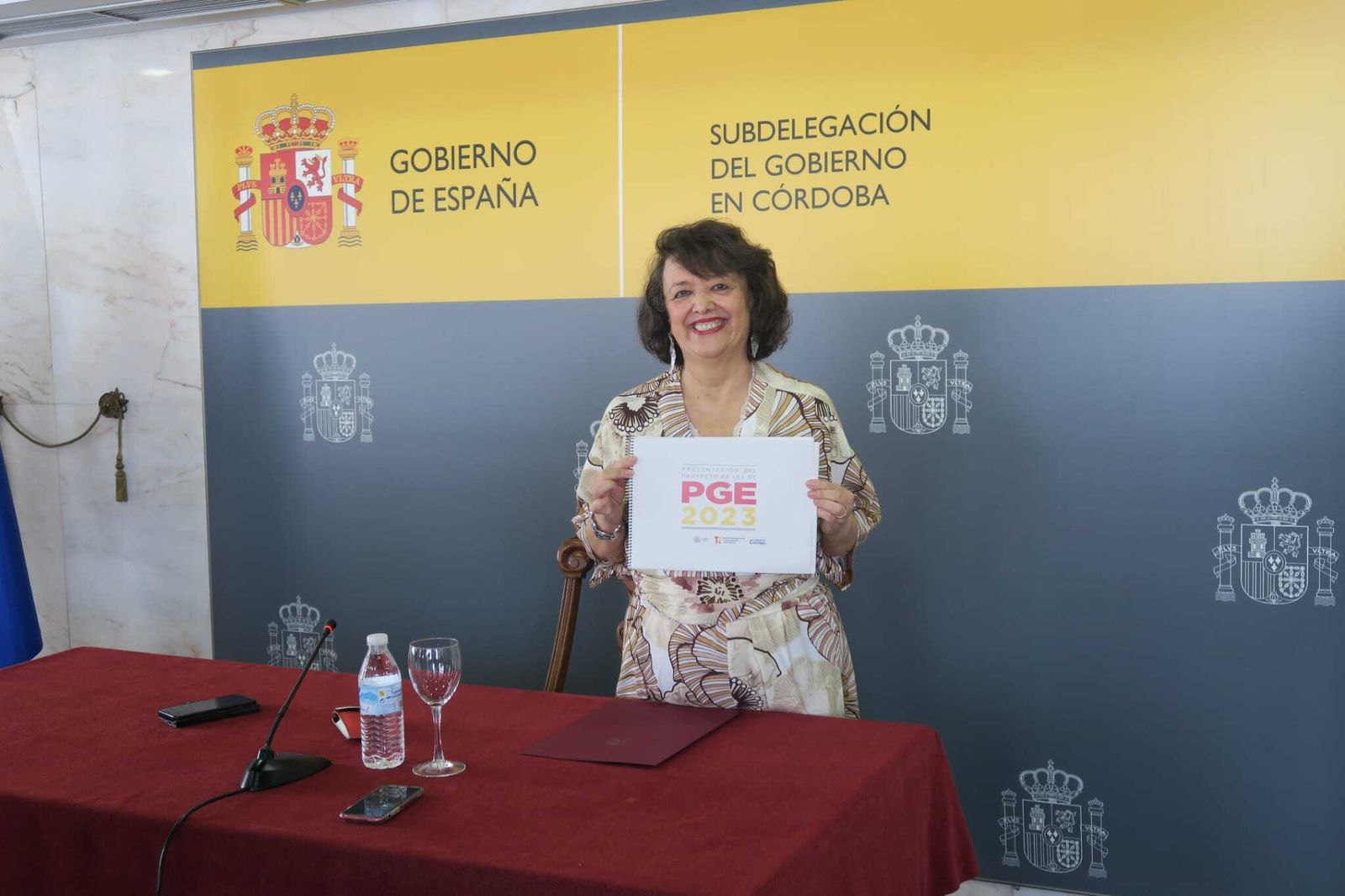 La subdelegada del Gobierno, Rafaela Valenzuela, sostiene el informe de los presupuestos.