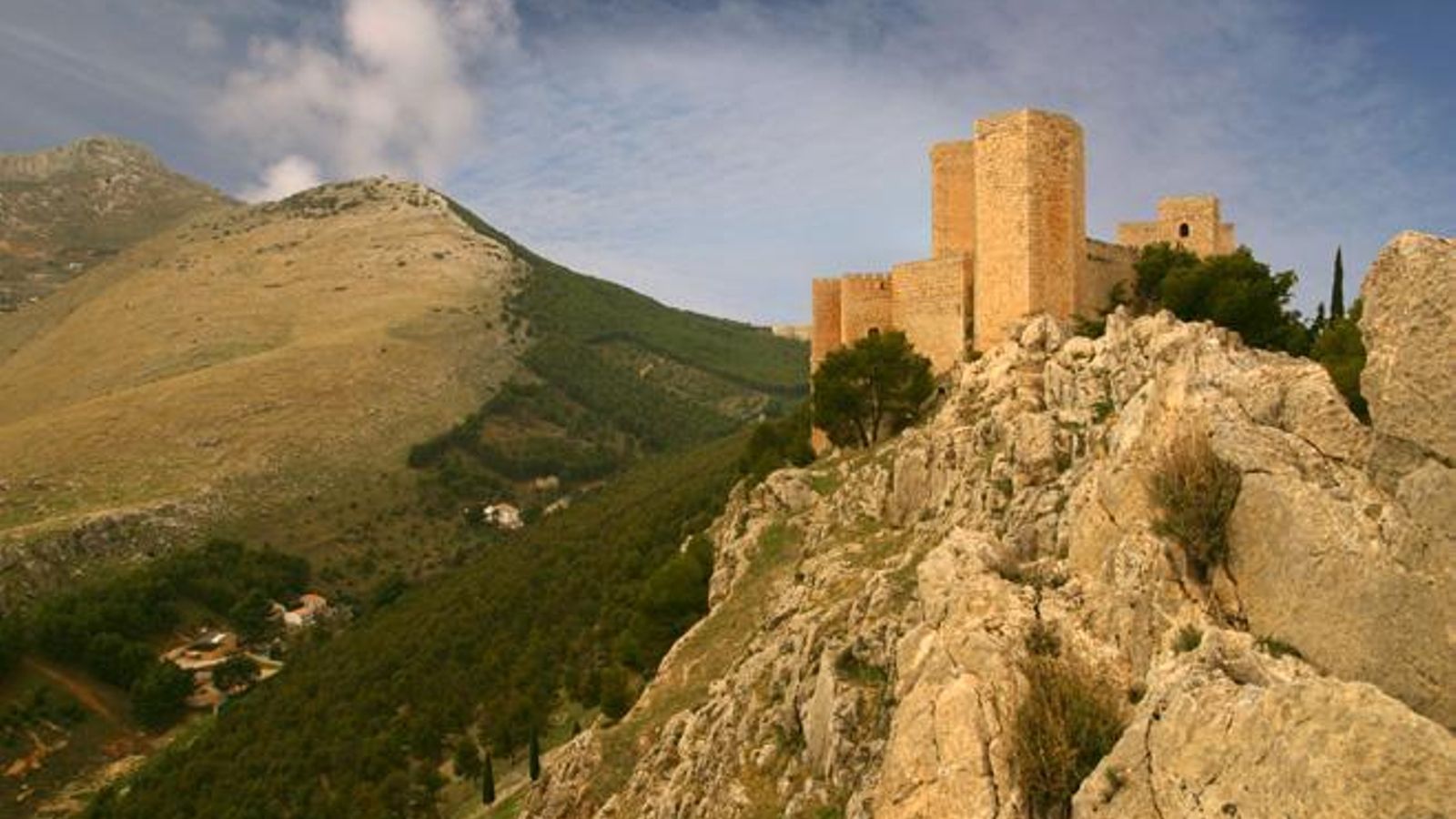 El Castillo de Jaén, ubicado en el Cerro de Santa Catalina, del que toma su nombre. El Castillo de Jaén, ubicado en el Cerro de Santa Catalina, del que toma su nombre.