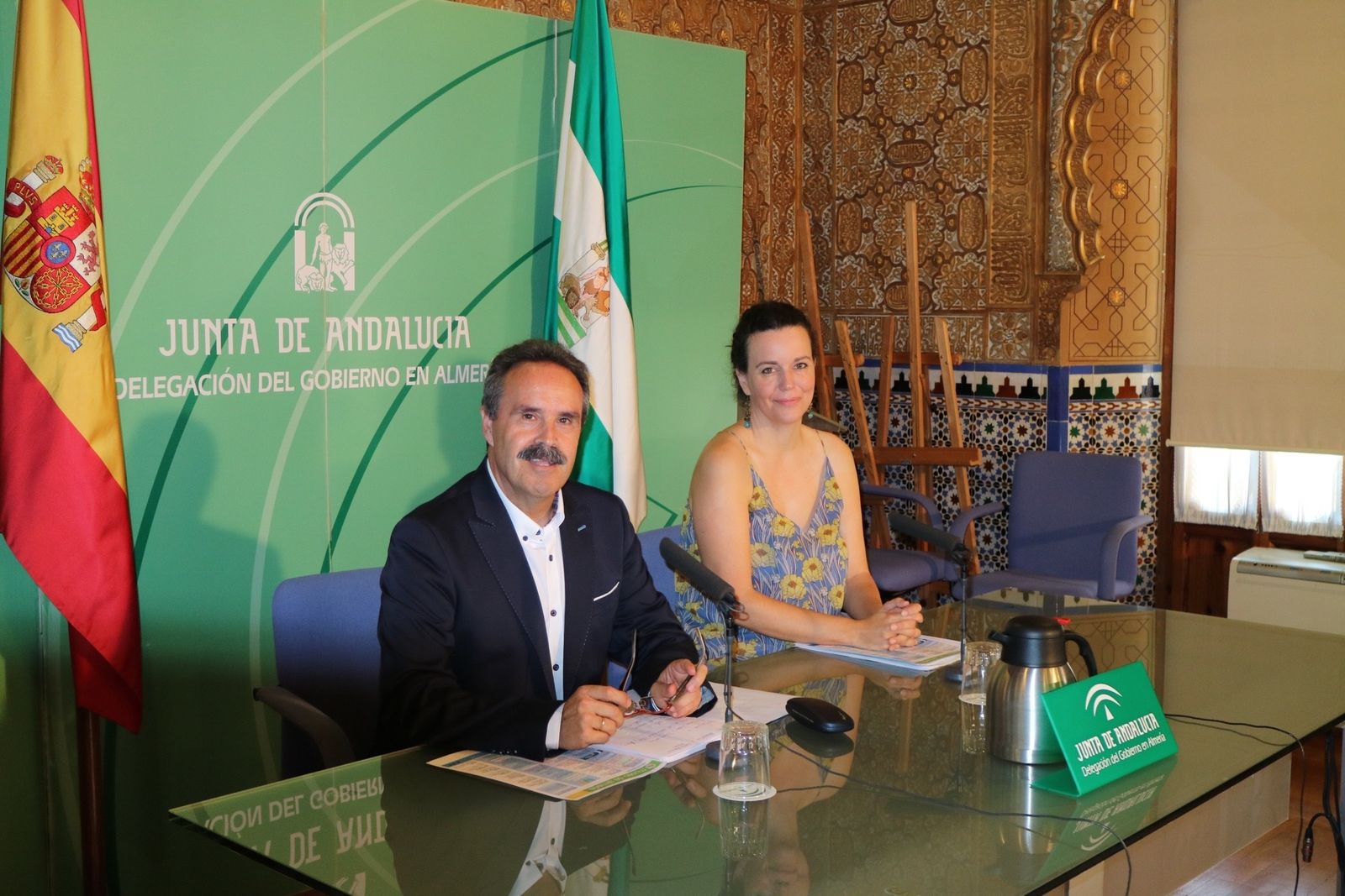 Alfredo Valdivia acompañado de Beba Pérez, directora del Museo.