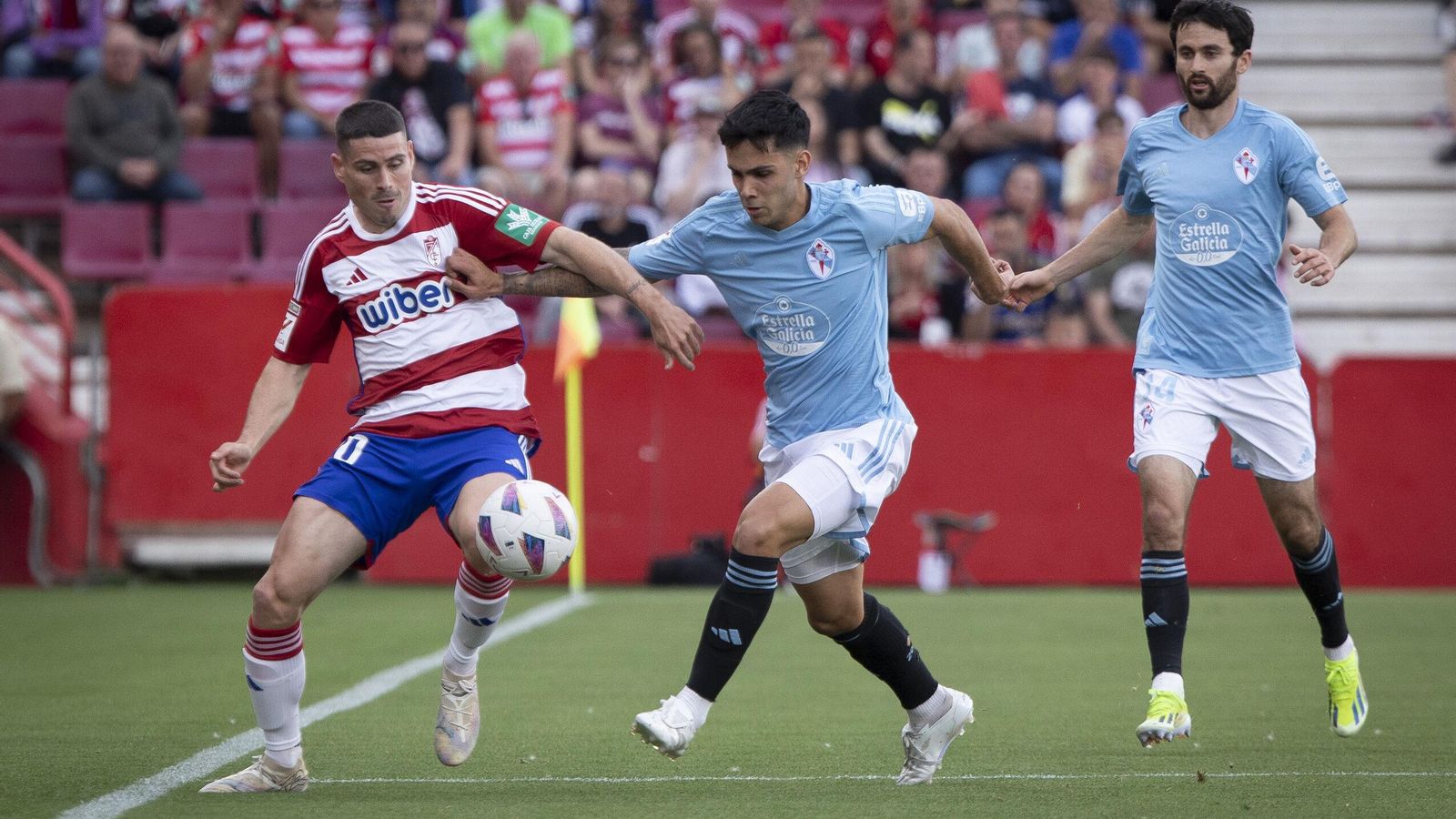 Sergio Ruiz en una acción en banda trata de proteger el balón.