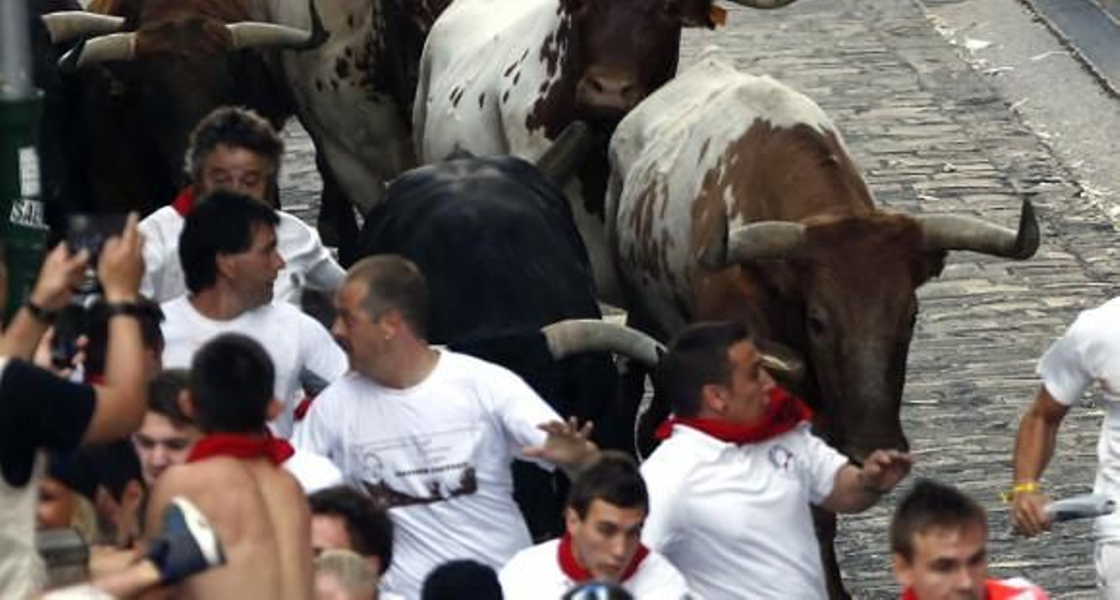Primer encierro rápido y peligroso de los 'jandilla', con dos heridos por asta de toro