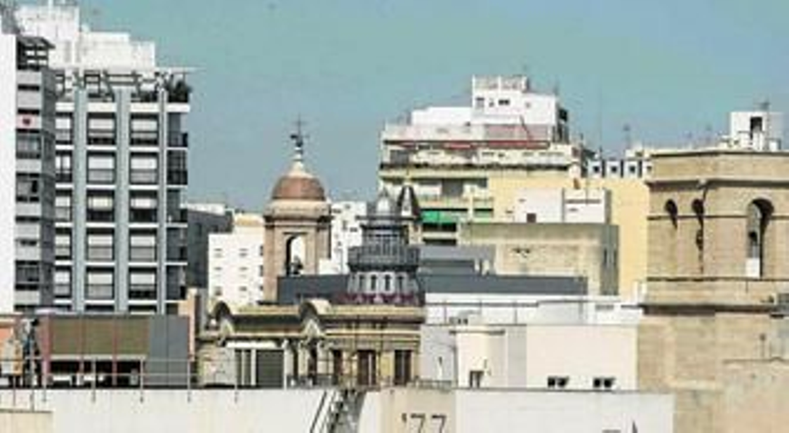 Con la iglesia de San Sebastián al fondo, ésta es la imagen que presenta una de las zonas del centro de la capital.