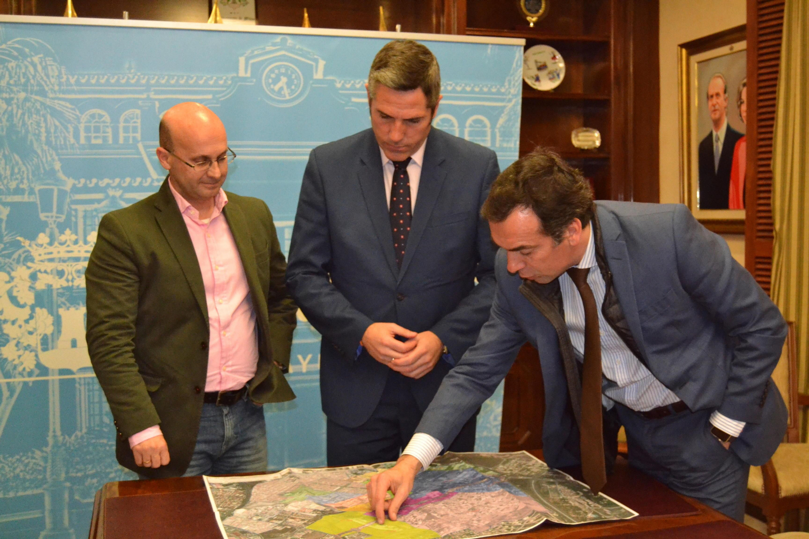 El alcalde de Mijas (en el centro) junto a los ediles de Urbanismos e Infraestructuras.