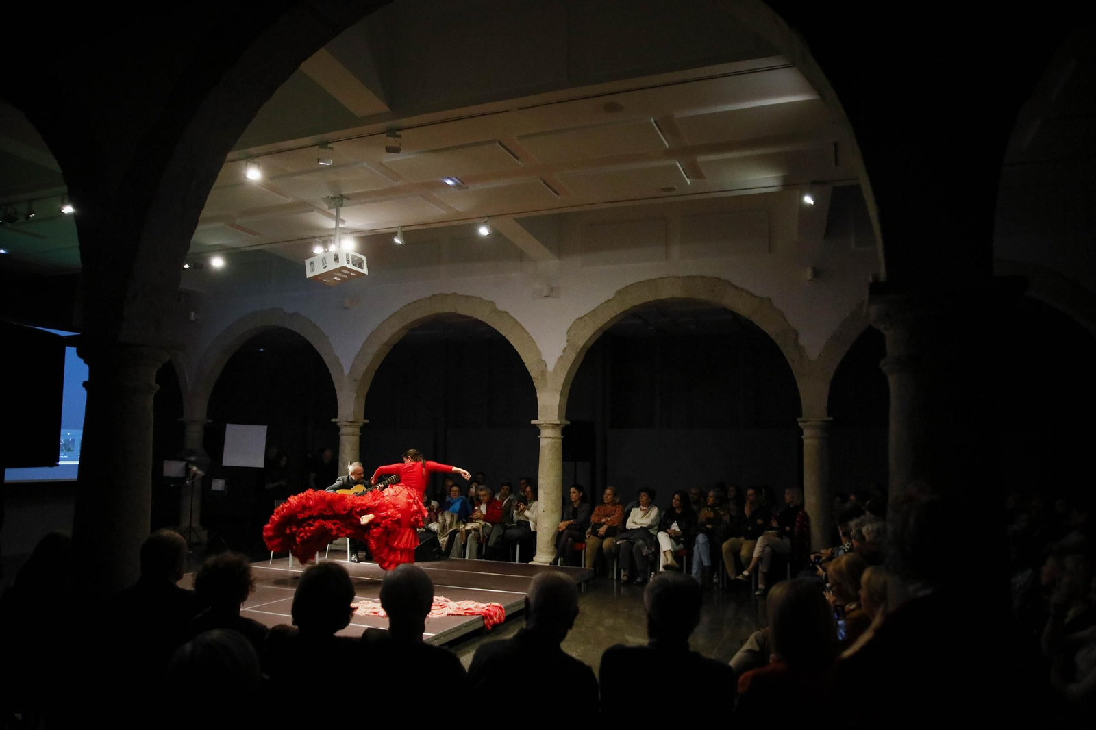 El Centro Andaluz de la Fotografía de Almería presenta el calendario 2025 con la actuación de la bailaora María Moreno, en imágenes