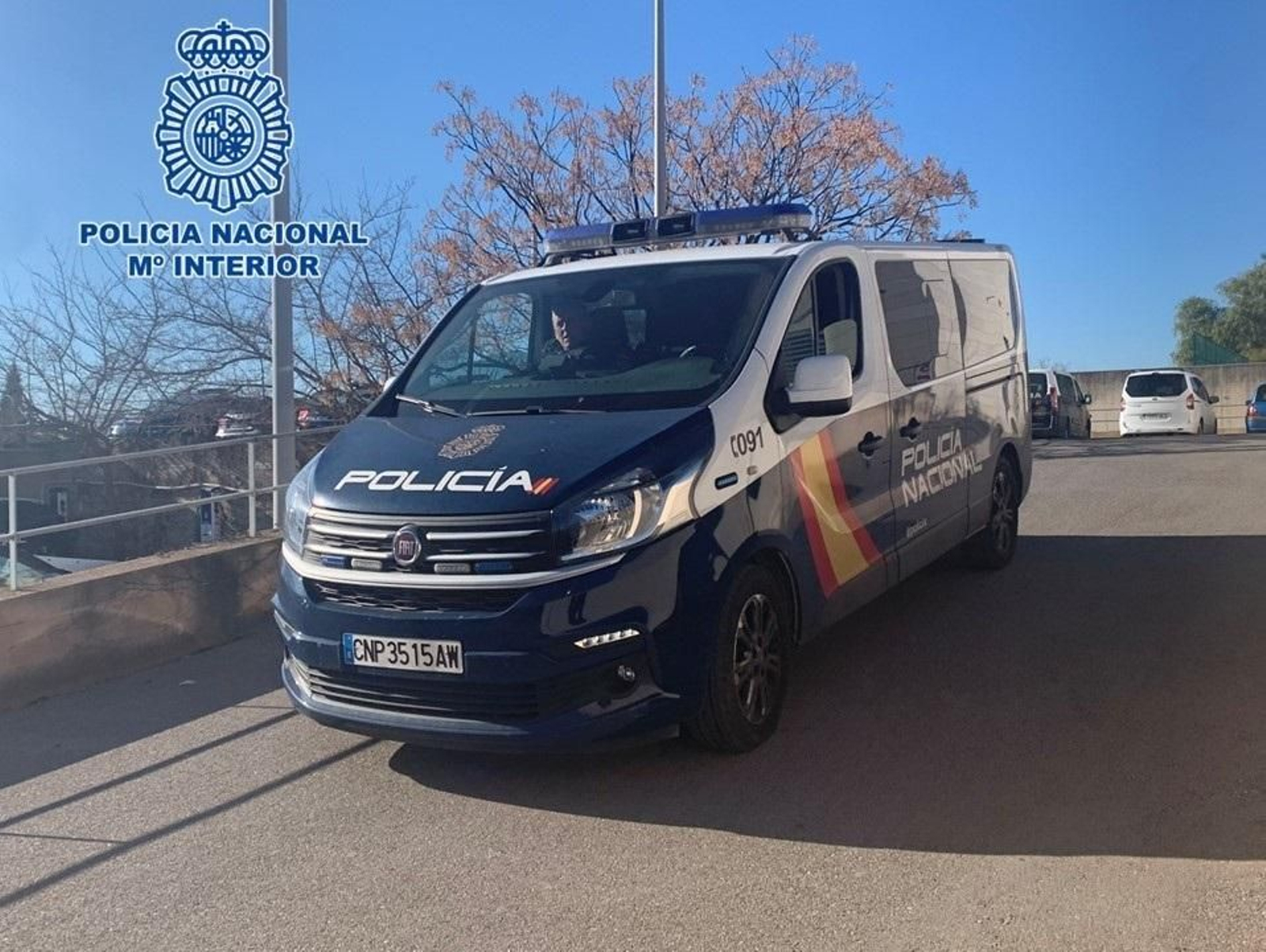 Imagen de archivo de un vehículo policial en un aparcamiento en Granada