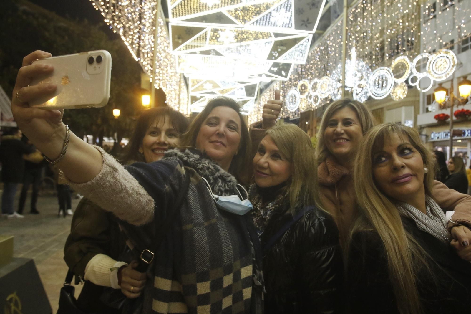 El encendido del espectacular alumbrado navideño de Puente Genil, en fotografías