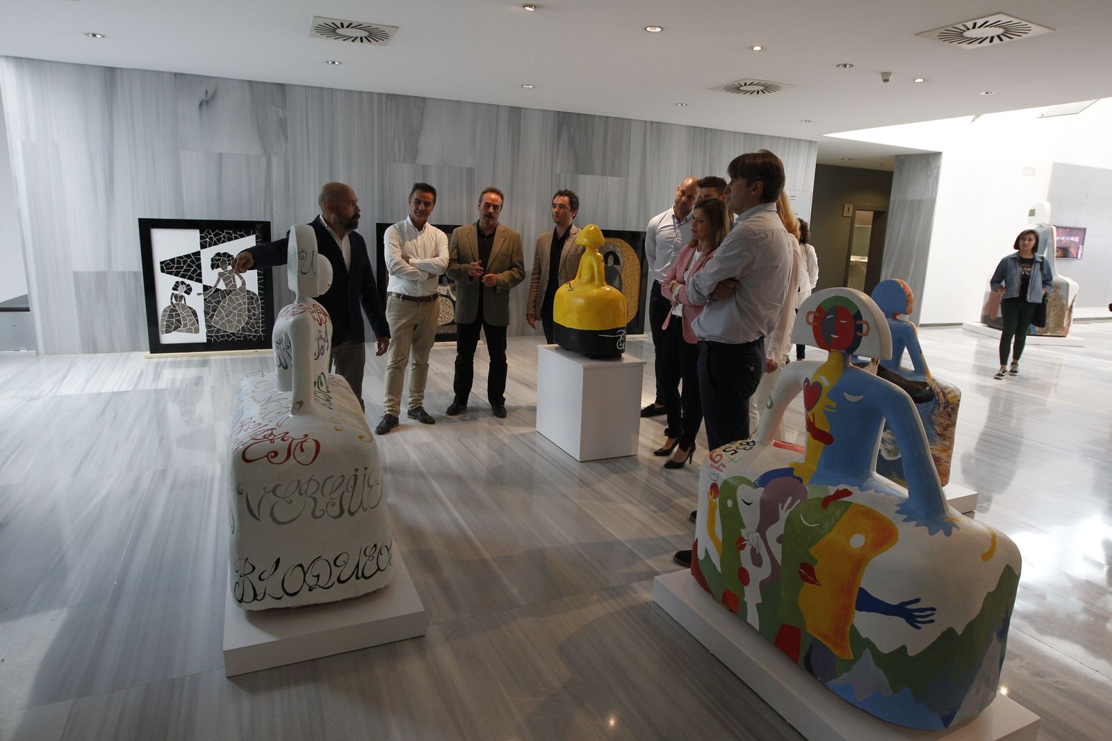 Autoridades que organizan y participan en las Jornadas durante la inauguración de la muestra.