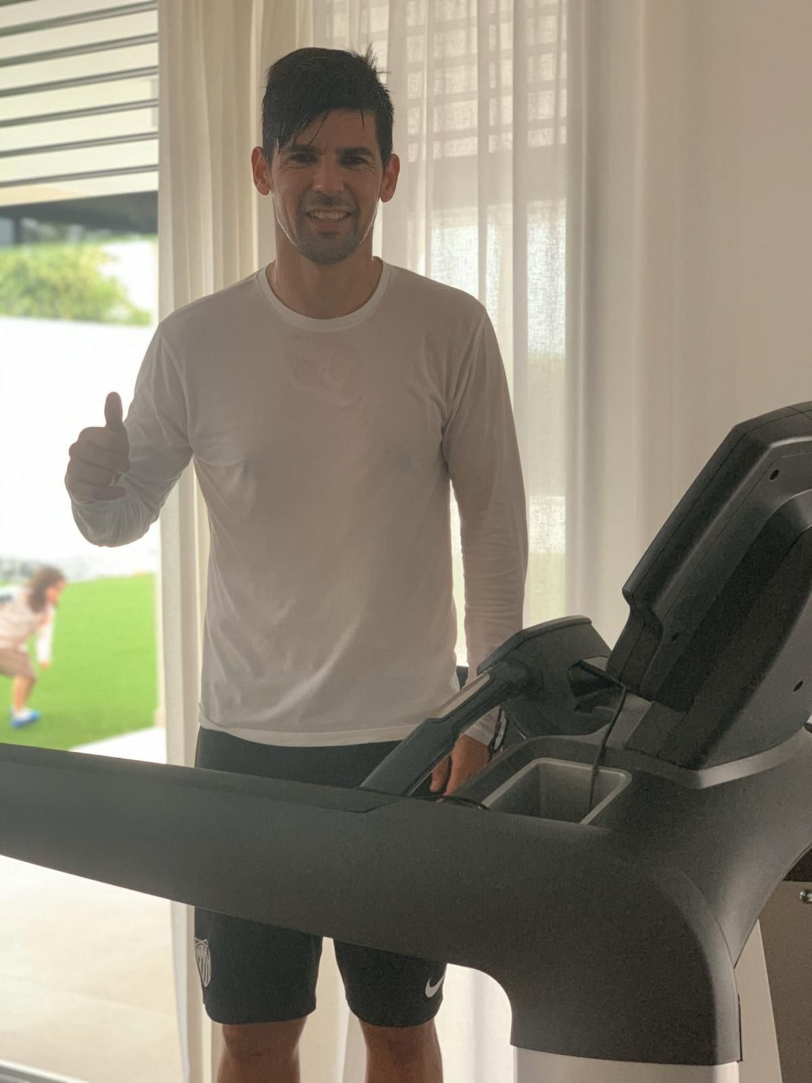 Nolito, junto a la cinta.