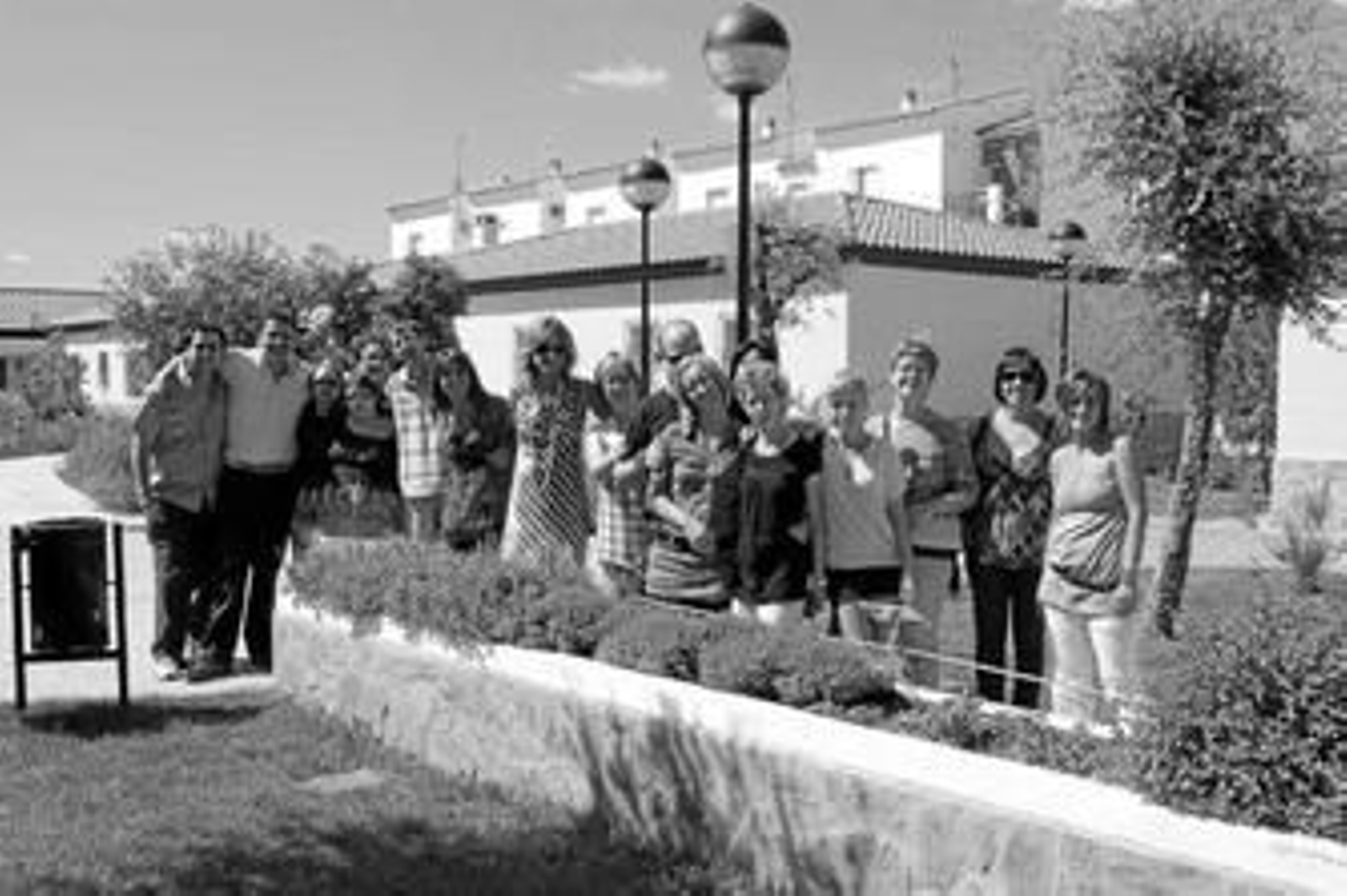 Las dos delegaciones posan en las instalaciones serranas.
