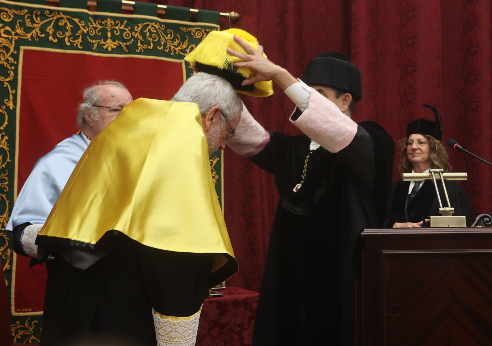 Entrega del birrete a Enrique Luis Graue, investido doctor honoris causa por la US.