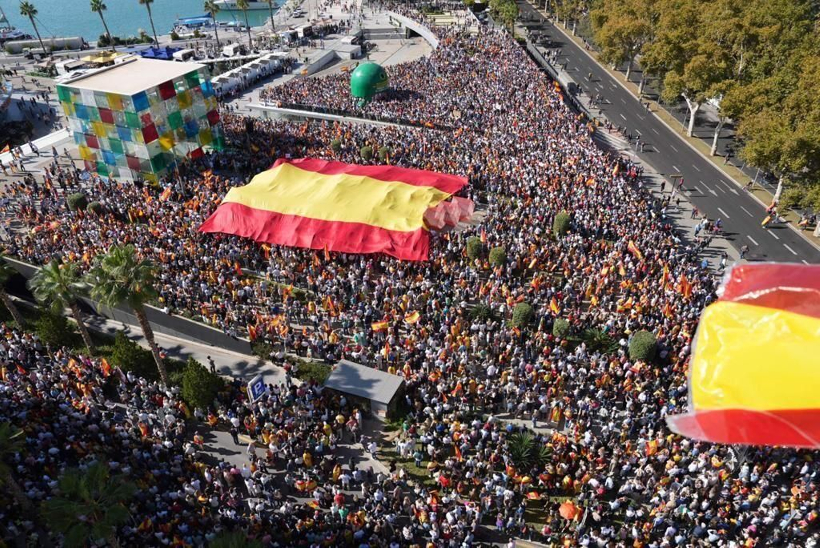 Público congregado en torno al Centre Pompidou, en el puerto de Málaga. Público congregado en torno al Centre Pompidou, en el puerto de Málaga.