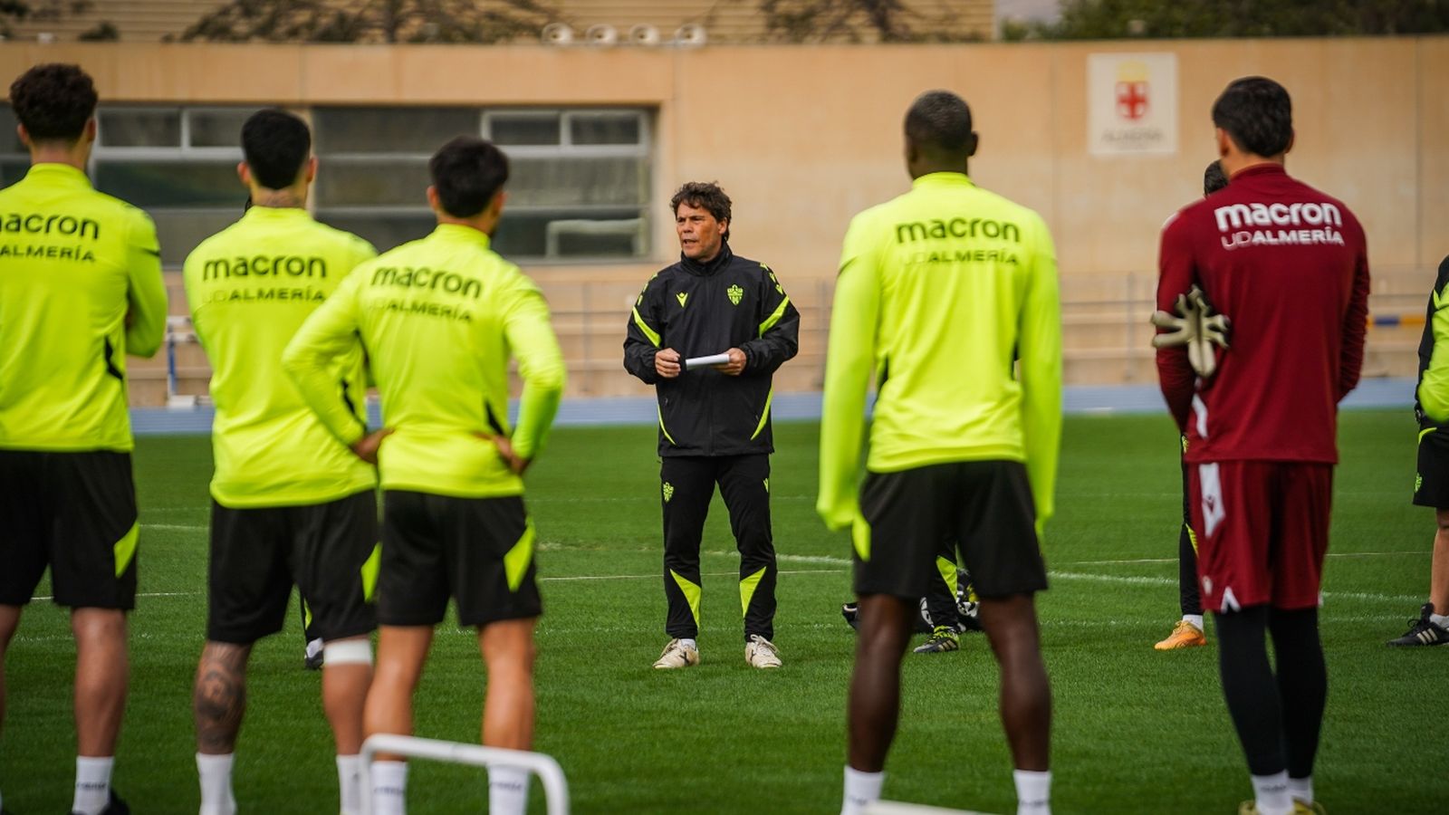 El entrenador de Vilassar de Mar se dirige a los futbolistas en uno de los entrenamientos de la semana.