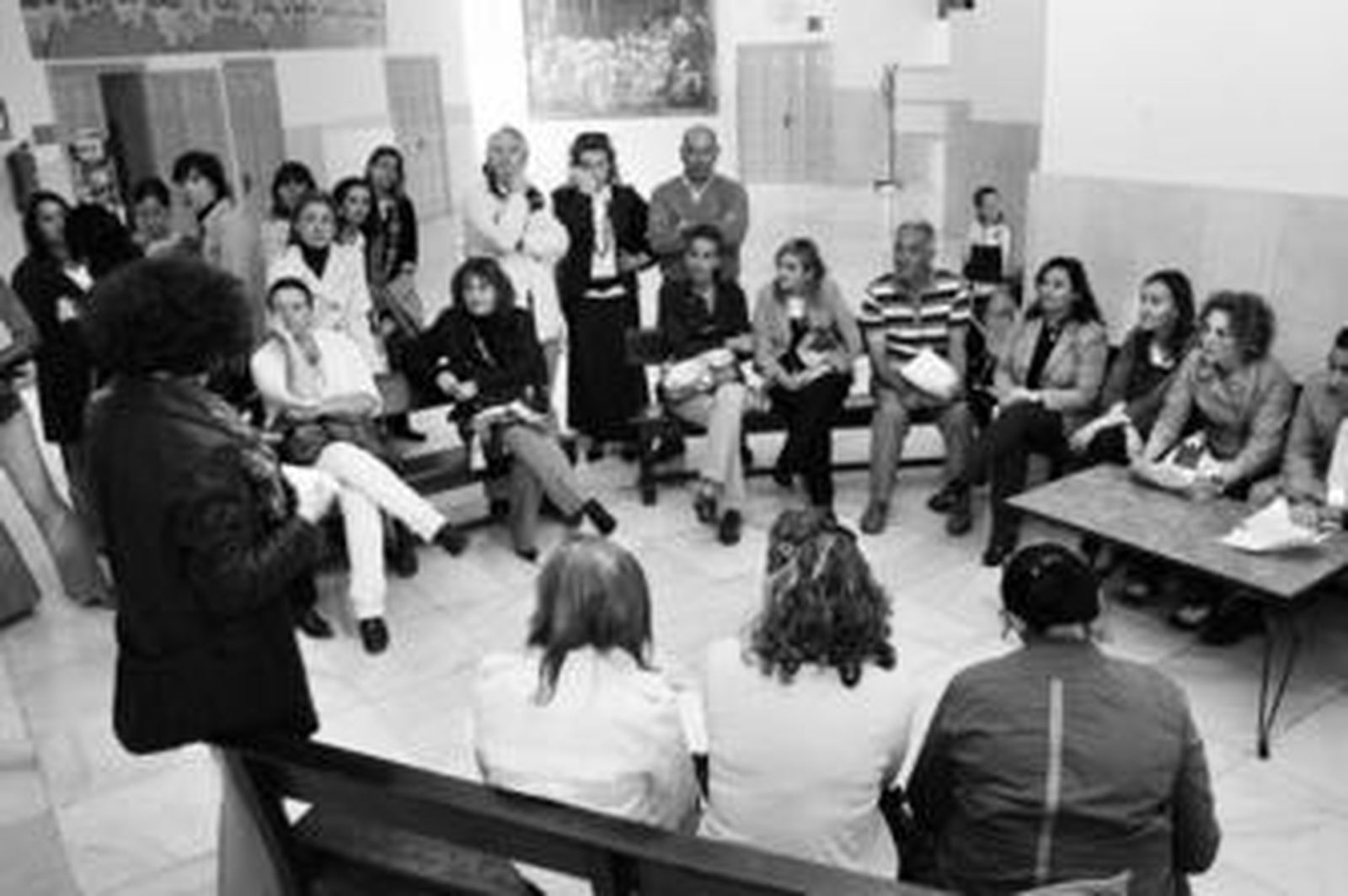 Padres cuyos hijos no lograron plaza tras el sorteo escolar reunidos ayer en el Portaceli.