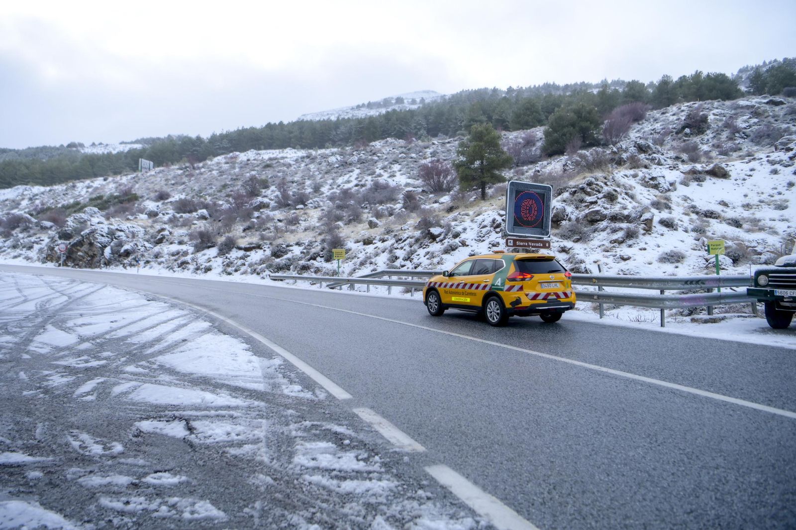 Nieve en la carretera dirección sierra nevada