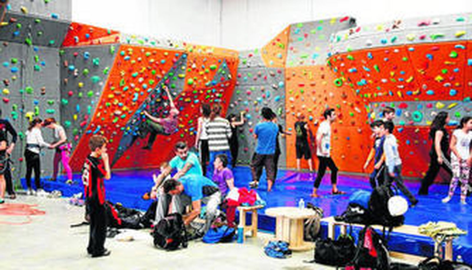 Más de 200 personas participaron en la jornada de puertas abiertas del rocódromo.